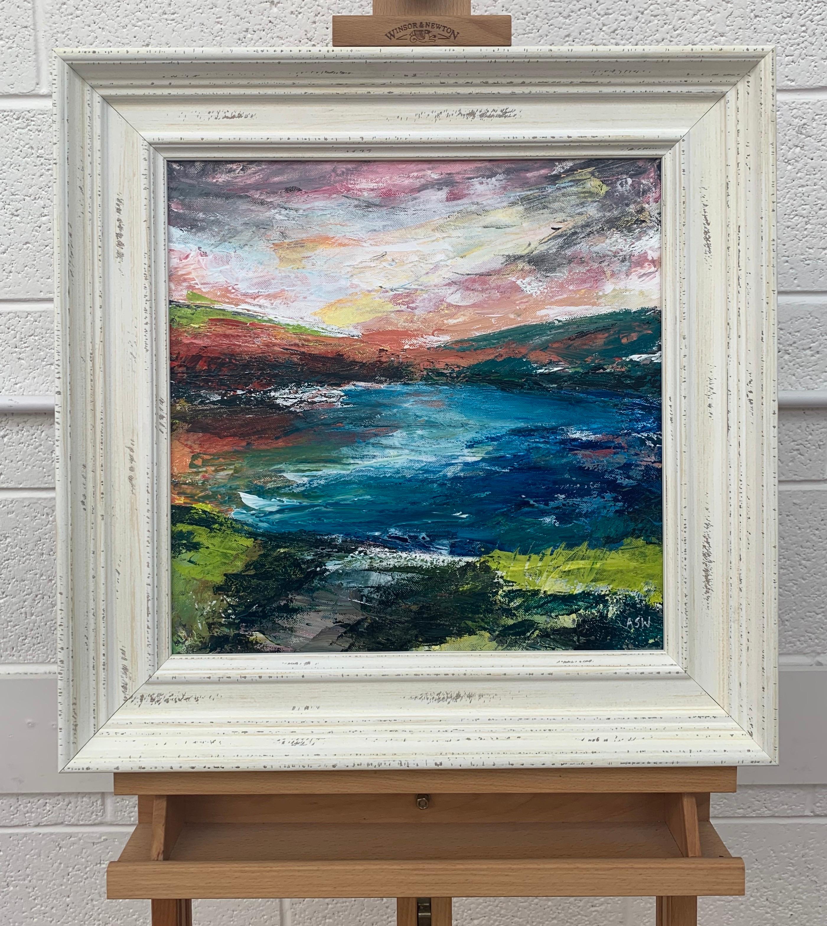 Colorata ed espressiva scena astratta di paesaggio lacustre sulla riva del fiume dell'artista britannica contemporanea Angela Wakefield

L'arte misura 16 x 16 pollici
La cornice misura 21 x 21 pollici 

Angela Wakefield è stata due volte sulla
