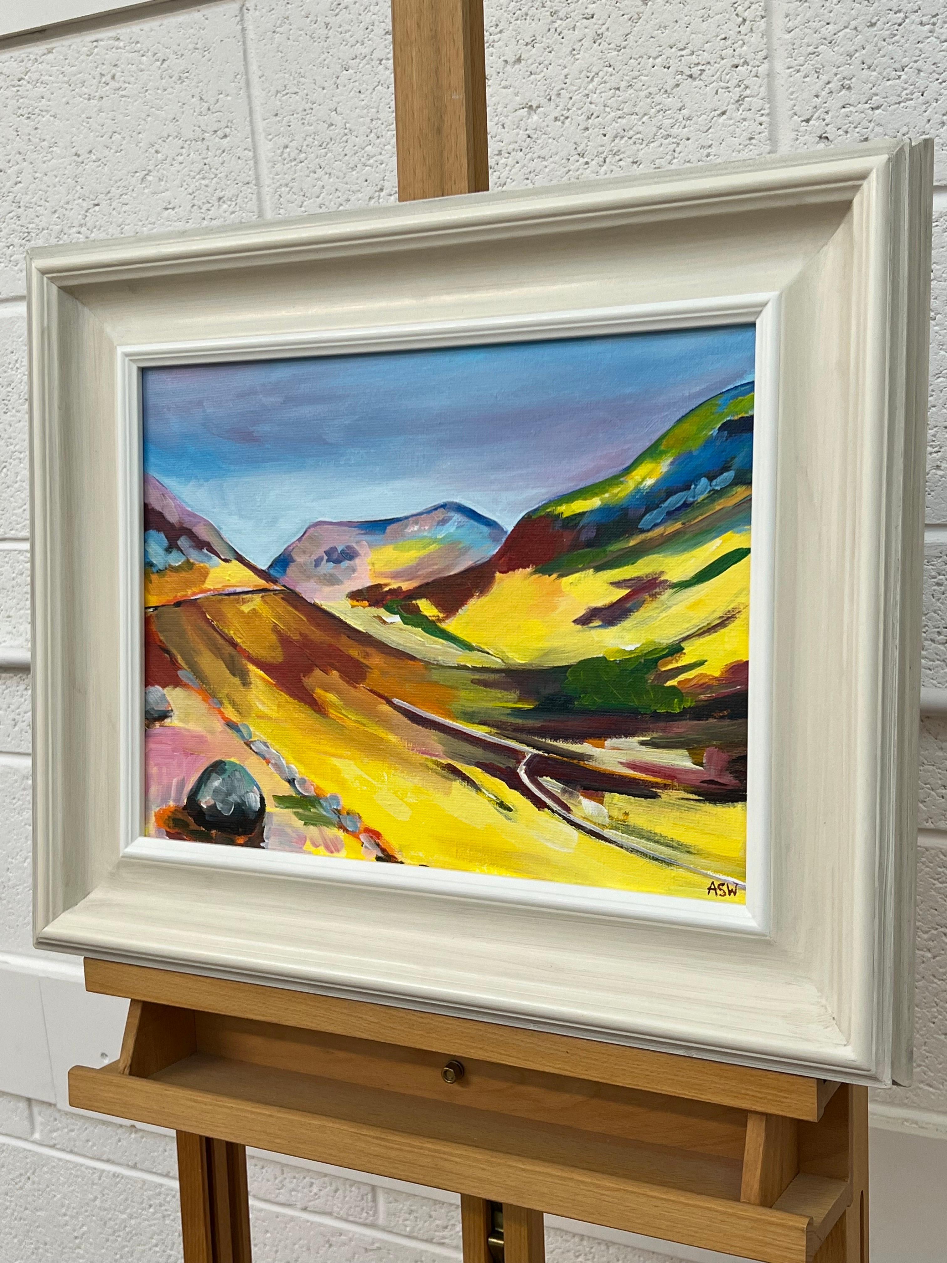 Peinture de paysage abstrait jaune et coloré des Highlands écossais par l'artiste contemporaine britannique Angela Wakefield. Encadré dans une moulure blanc cassé de qualité supérieure, finie à la main. 

L'œuvre d'art mesure 16 x 12 pouces
Le cadre