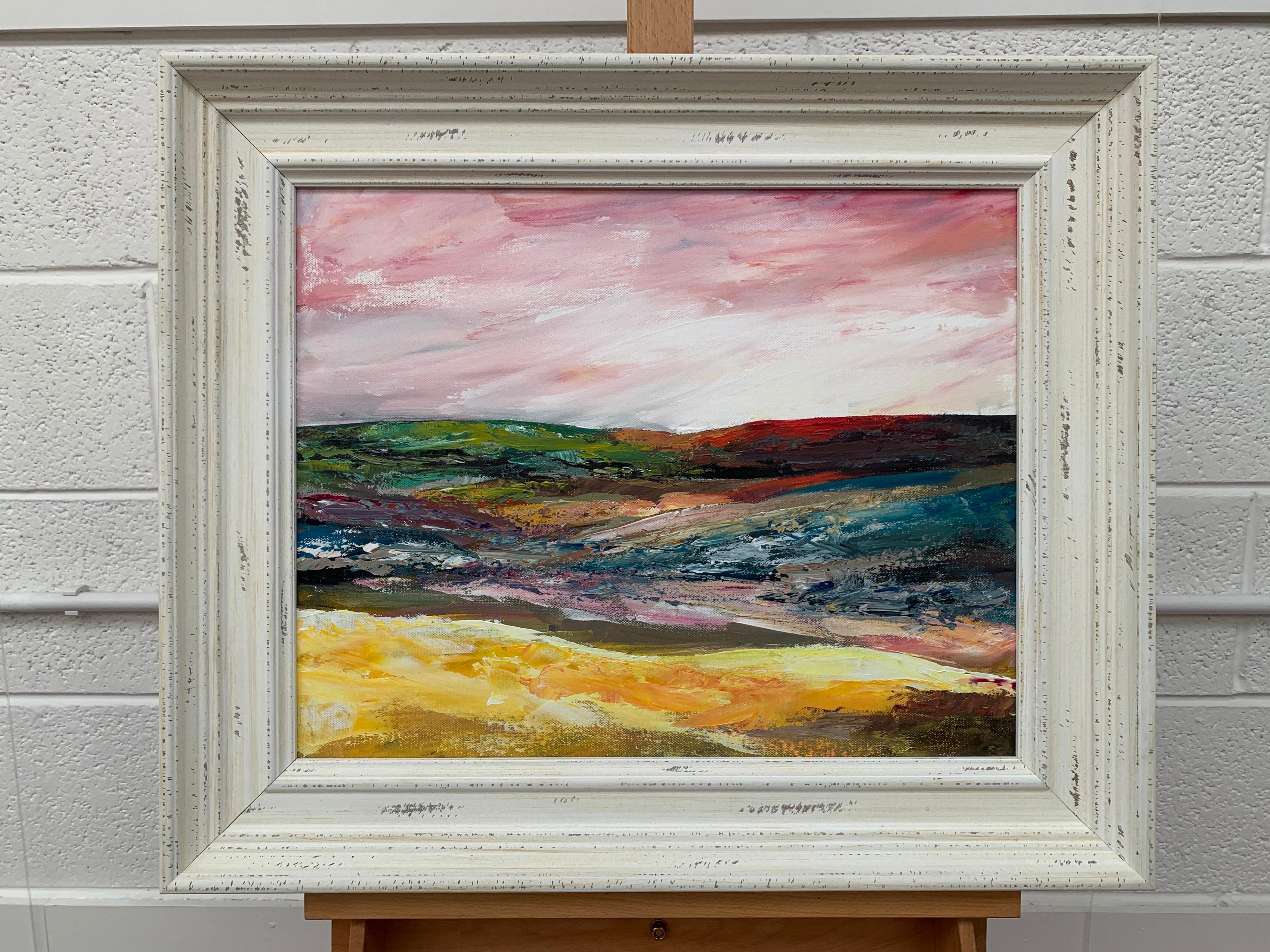 Bunte englische Moorlandschaft mit rosa Himmel von zeitgenössischer britischer Künstlerin (Abstrakt), Painting, von Angela Wakefield