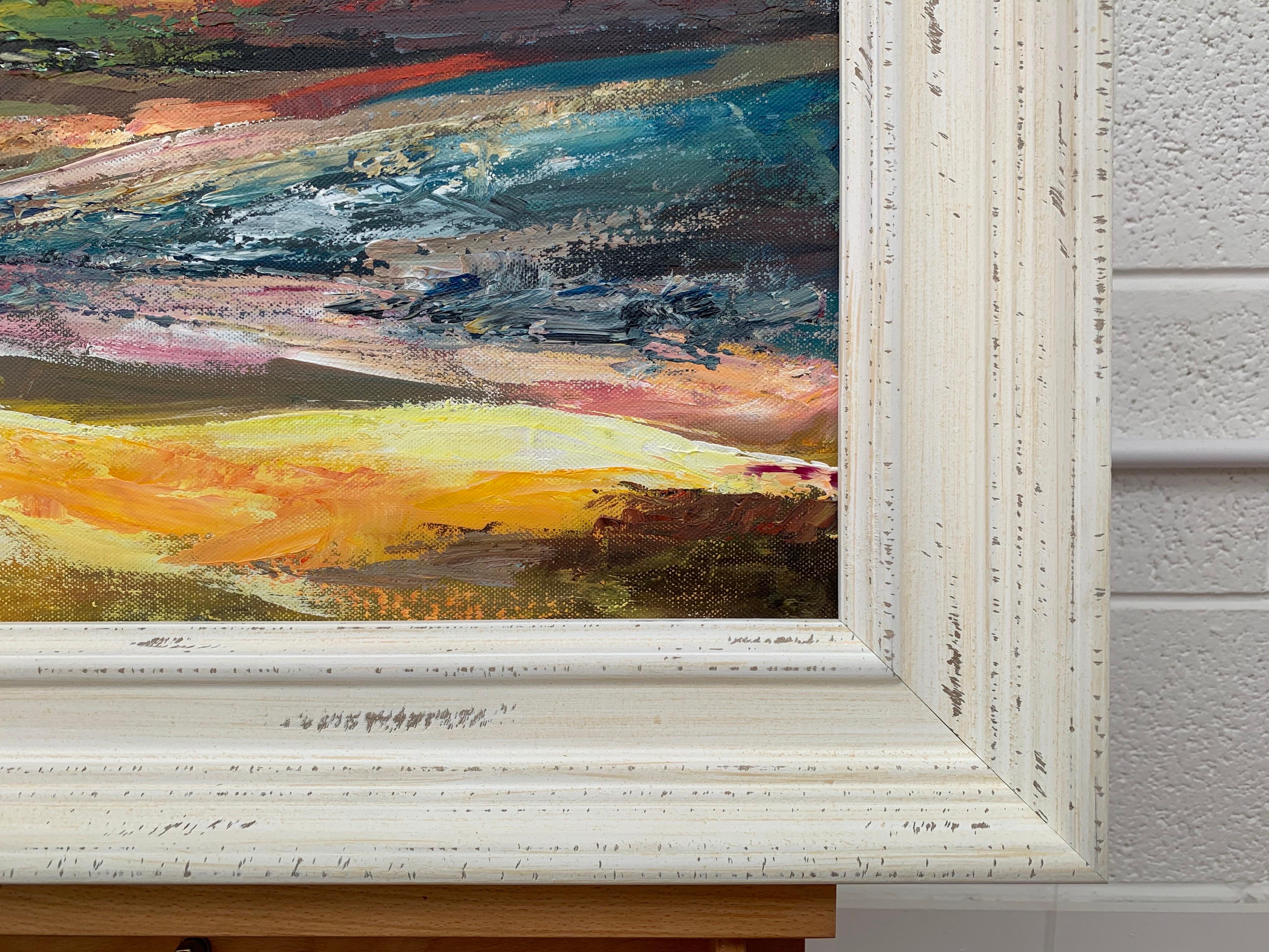 Farbenfrohe englische Moorlandschaft mit rosafarbenem Himmel von der führenden zeitgenössischen britischen Künstlerin Angela Wakefield. Dieses Original ist Teil ihrer Serie Abstrakte Landschaften

Kunst misst 20 x 16 Zoll
Rahmen misst 26 x 22