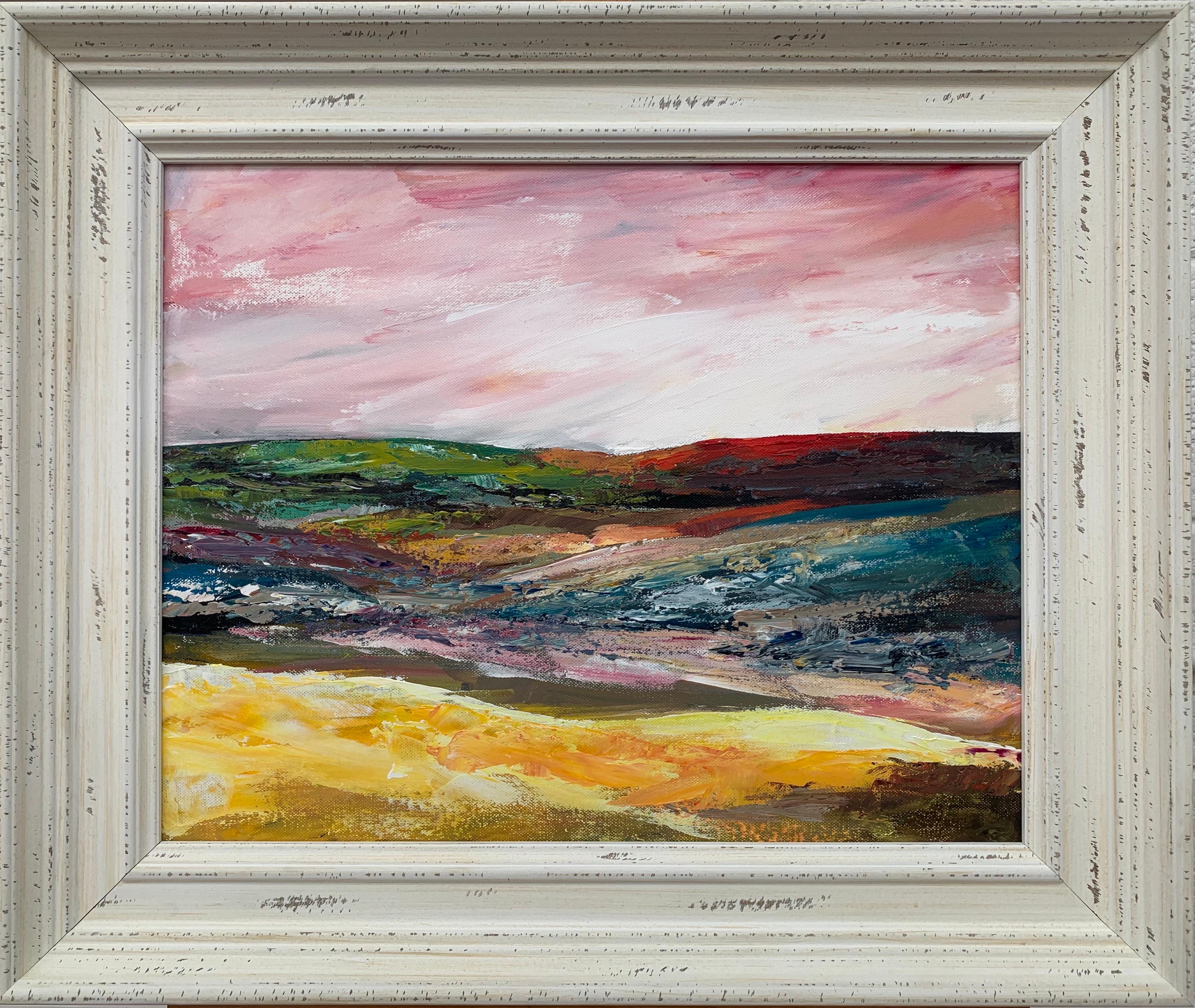 Angela Wakefield Landscape Painting – Bunte englische Moorlandschaft mit rosa Himmel von zeitgenössischer britischer Künstlerin