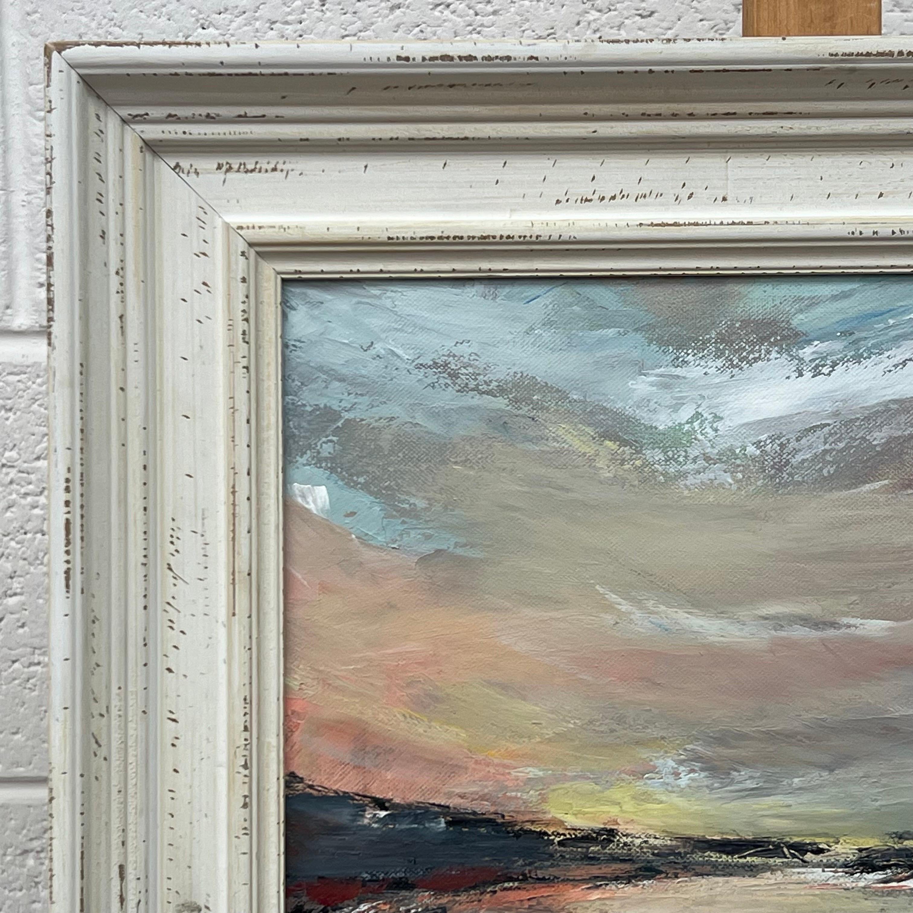 Colorato ed espressivo paesaggio marino astratto realizzato da un artista britannico contemporaneo - Landscape Painting Grigio di Angela Wakefield