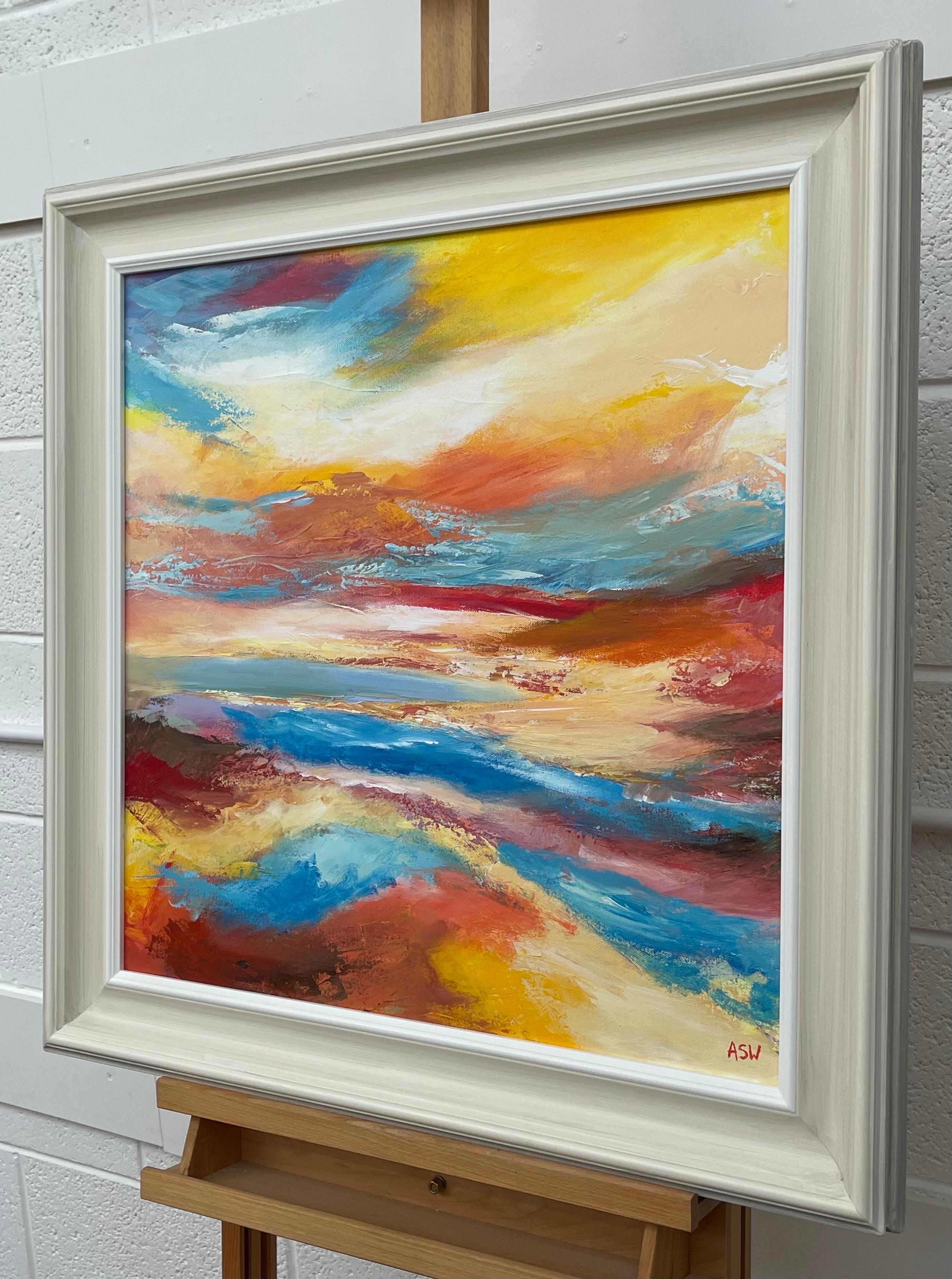 Colorato paesaggio marino impressionista astratto dell'artista britannica contemporanea Angela Wakefield. Questo dipinto d'atmosfera raffigura una scena immaginaria utilizzando colori vivaci come il rosso, l'arancione, il giallo e il blu. Questo