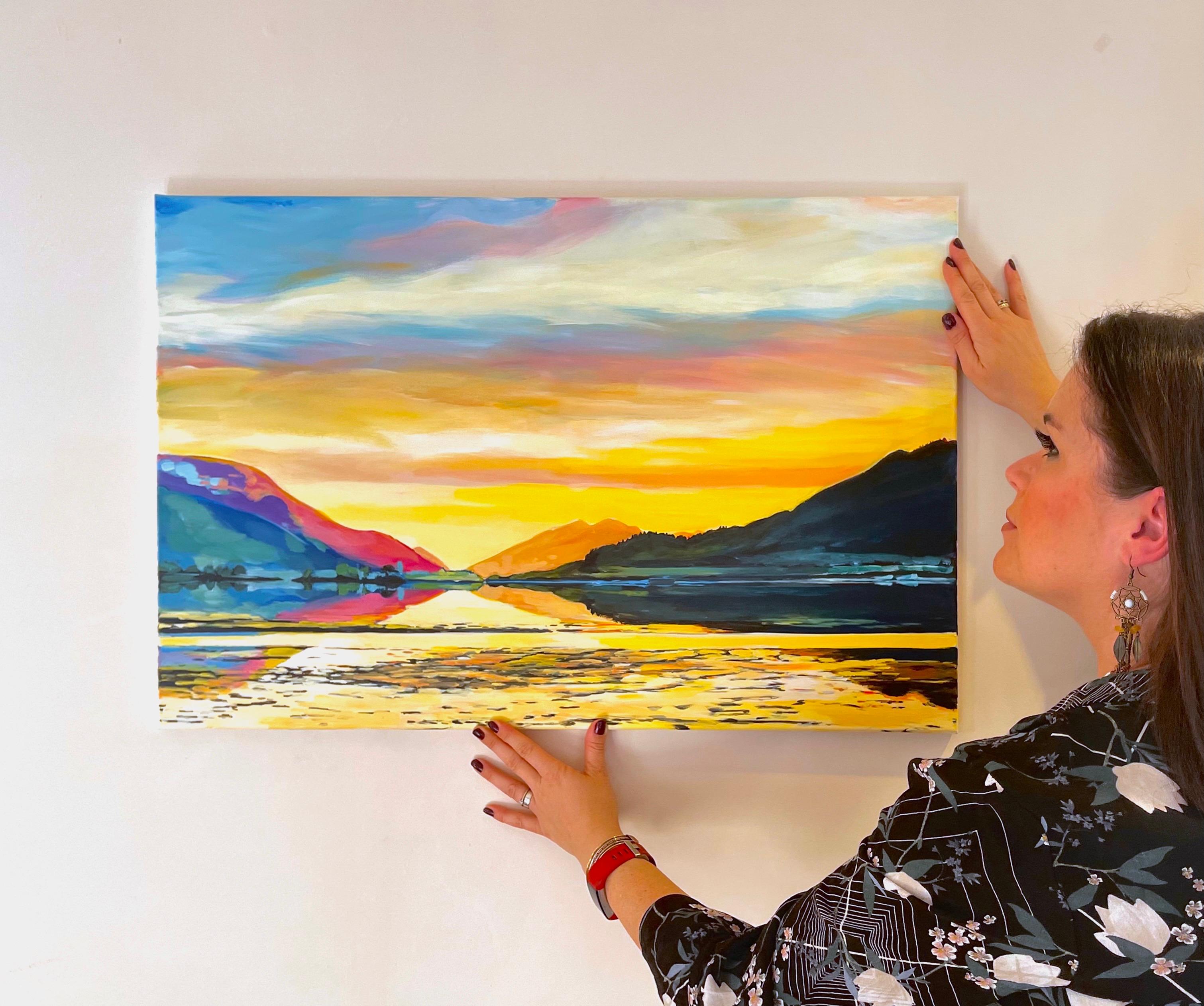 Colorido paisaje de las Tierras Altas de Escocia pintado por un artista contemporáneo - Painting de Angela Wakefield