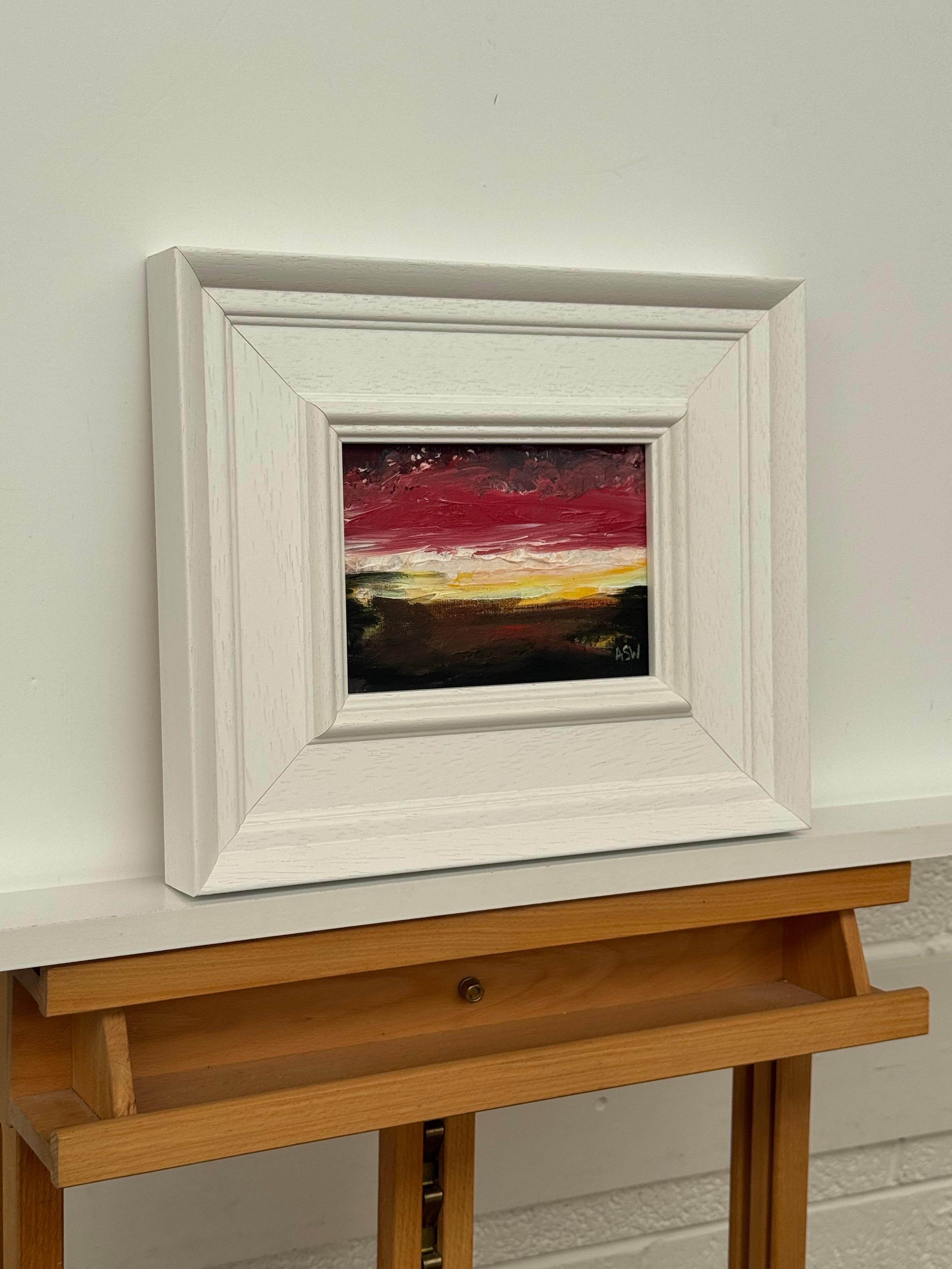 Afterglow carmesí Estudio artístico de paisaje abstracto en miniatura por un artista contemporáneo - Painting de Angela Wakefield