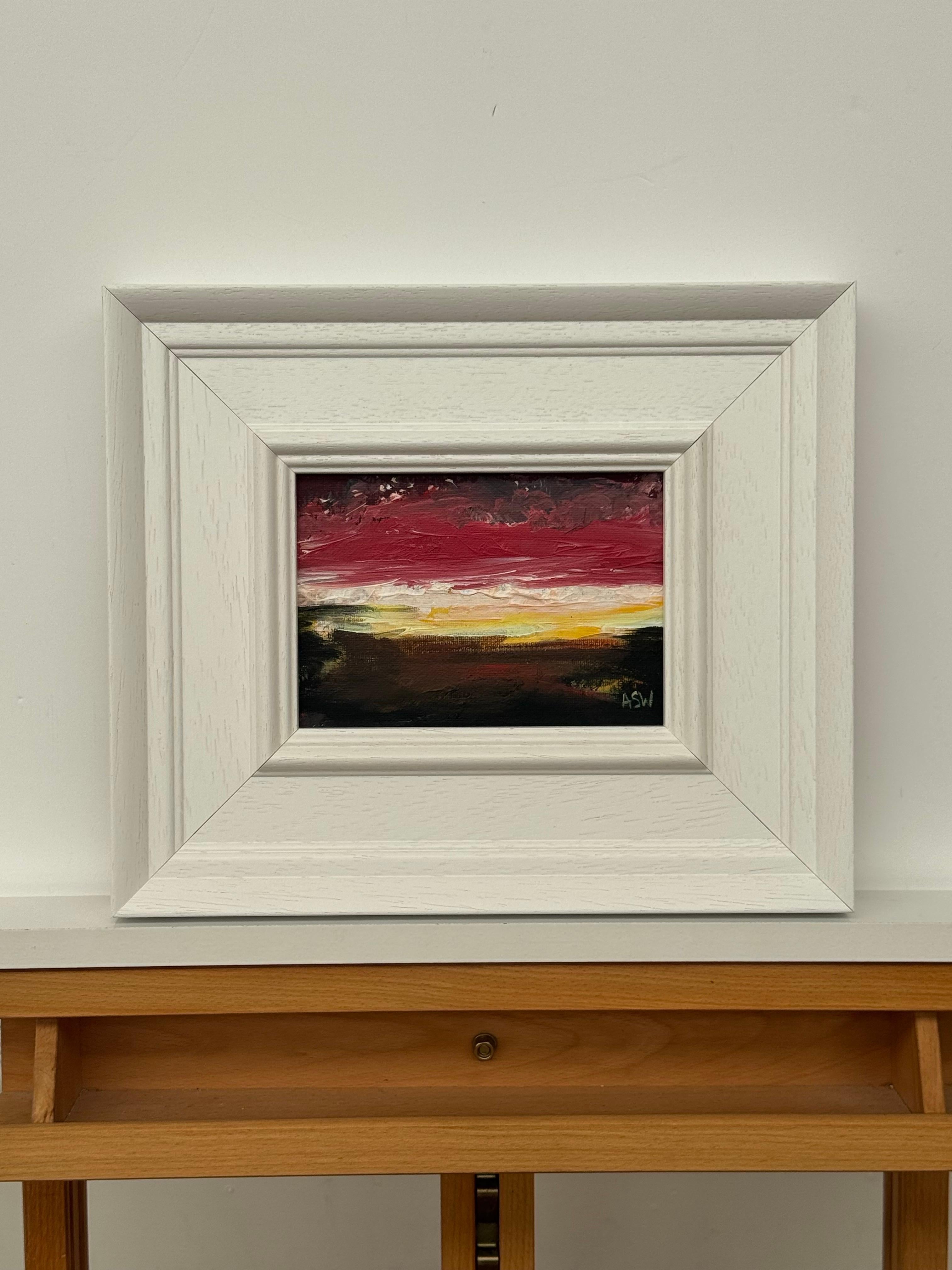 Afterglow carmesí Estudio artístico de paisaje abstracto en miniatura por un artista contemporáneo - Painting Contemporáneo de Angela Wakefield