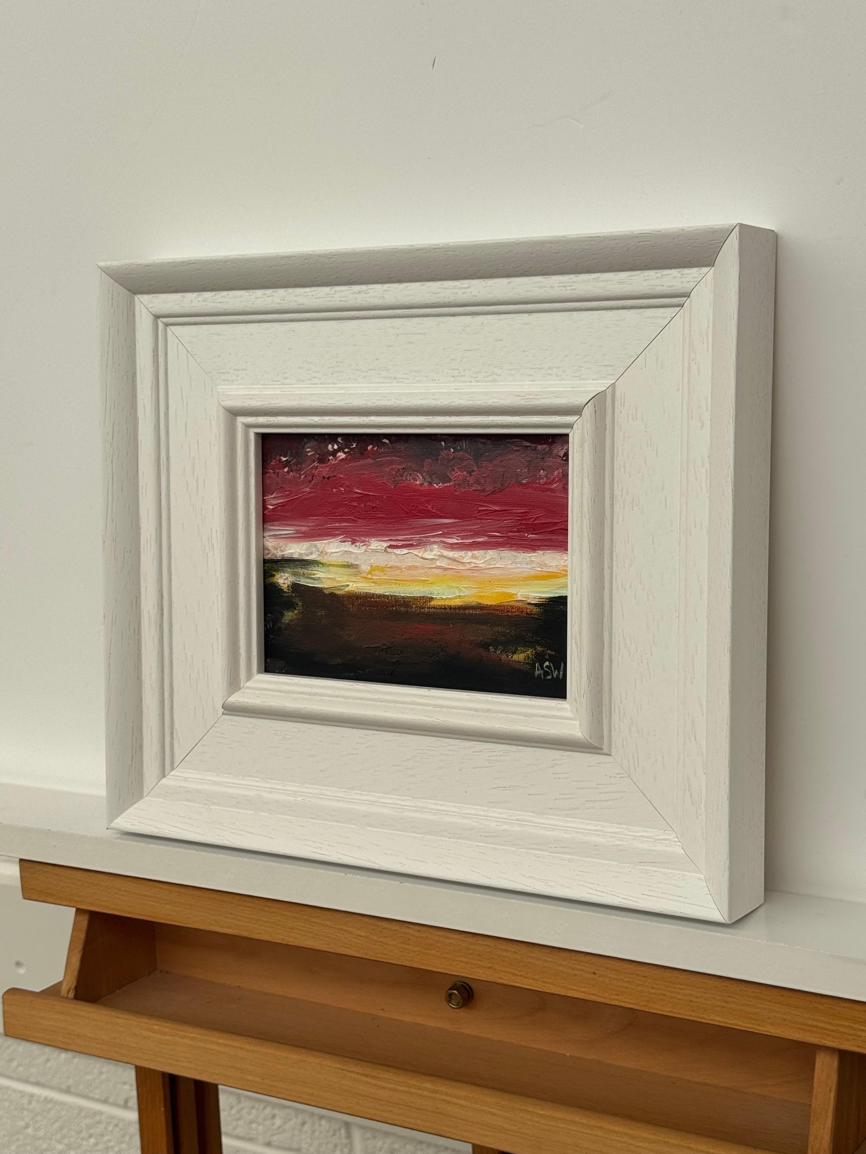 Afterglow carmesí Estudio artístico de paisaje abstracto en miniatura por un artista contemporáneo - Abstract Painting Marrón de Angela Wakefield