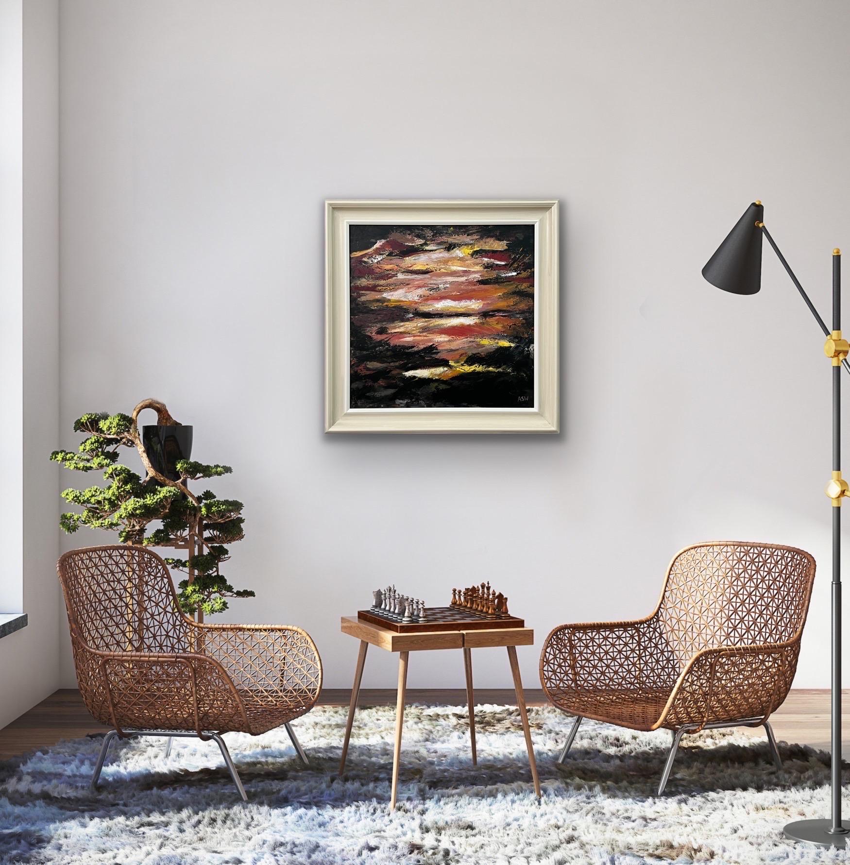 Paysage marin abstrait et impressionniste sombre de l'artiste britannique contemporaine Angela Wakefield. Cette peinture atmosphérique dépeint une scène imaginée en utilisant des couleurs noires et dorées, oranges et jaunes. Cet original unique fait