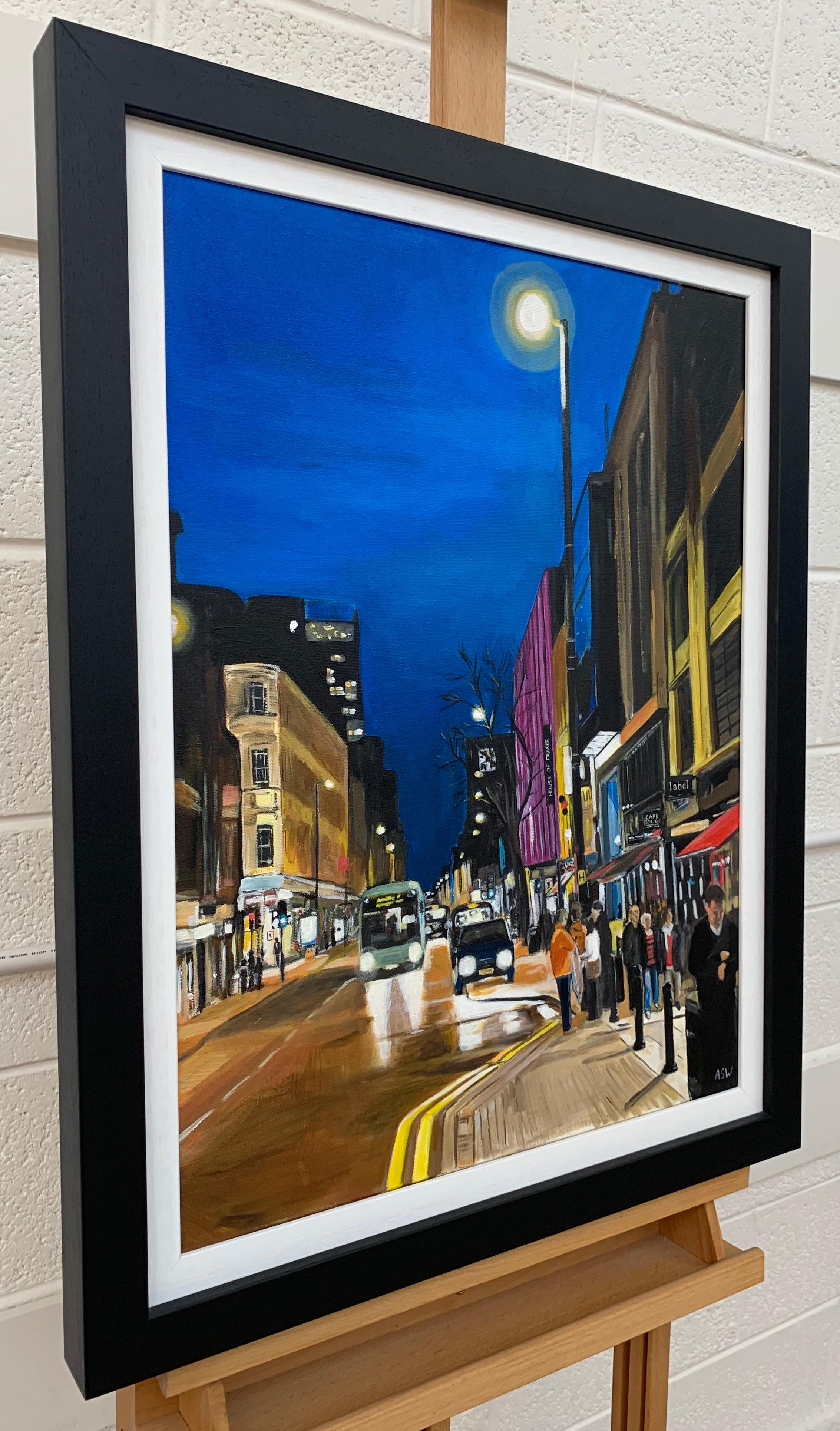Deansgate sotto la pioggia Manchester City Street Scene Inghilterra di un artista britannico - Painting Contemporaneo di Angela Wakefield
