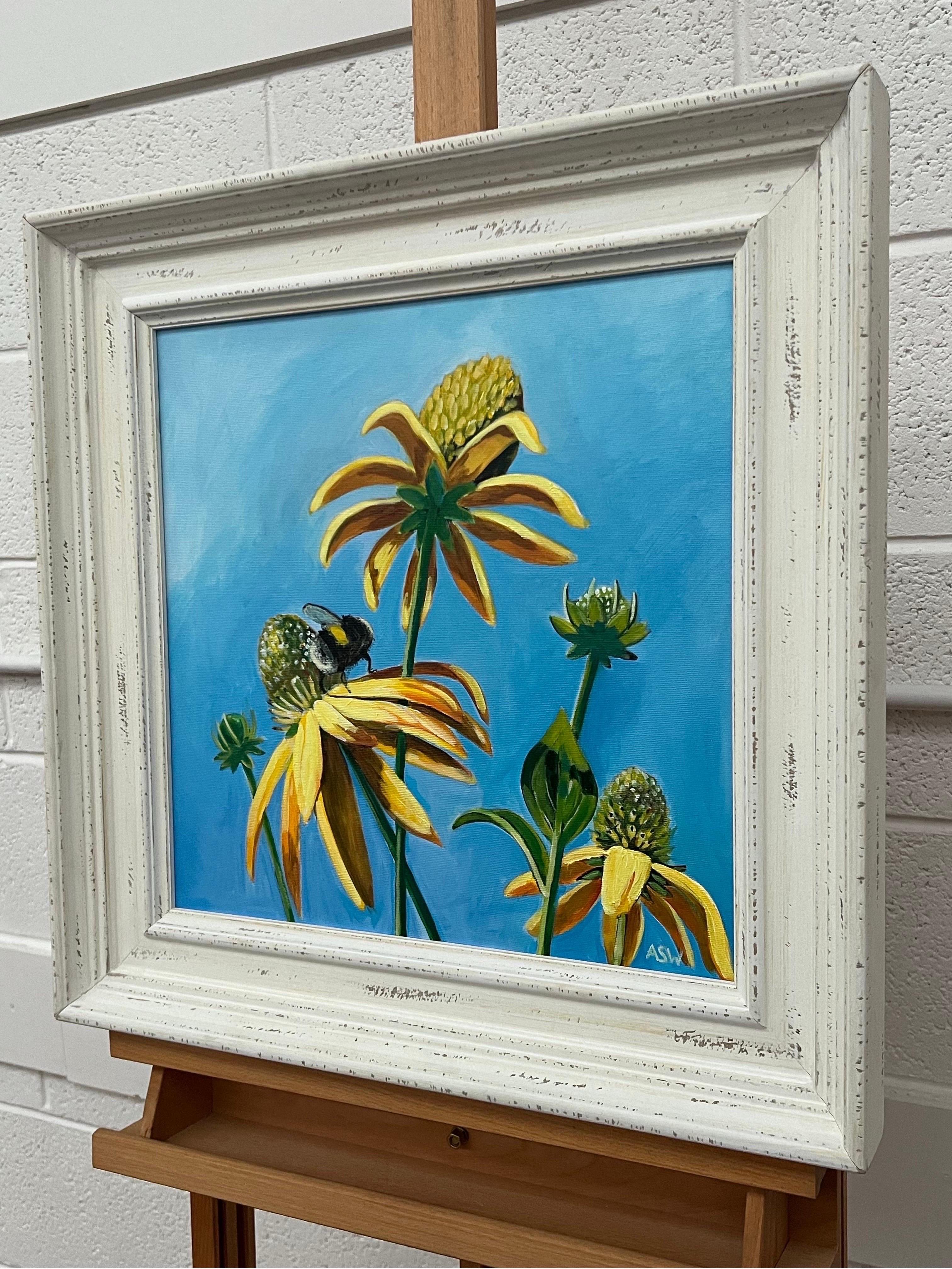 Art paysager du jardin anglais avec abeille sur les fleurs par l'artiste britannique contemporaine Angela Wakefield. Cet original utilise une palette limitée de bleu ciel et de jaune. 

L'œuvre d'art mesure 16 x 16 pouces
Le cadre mesure 22 x 22