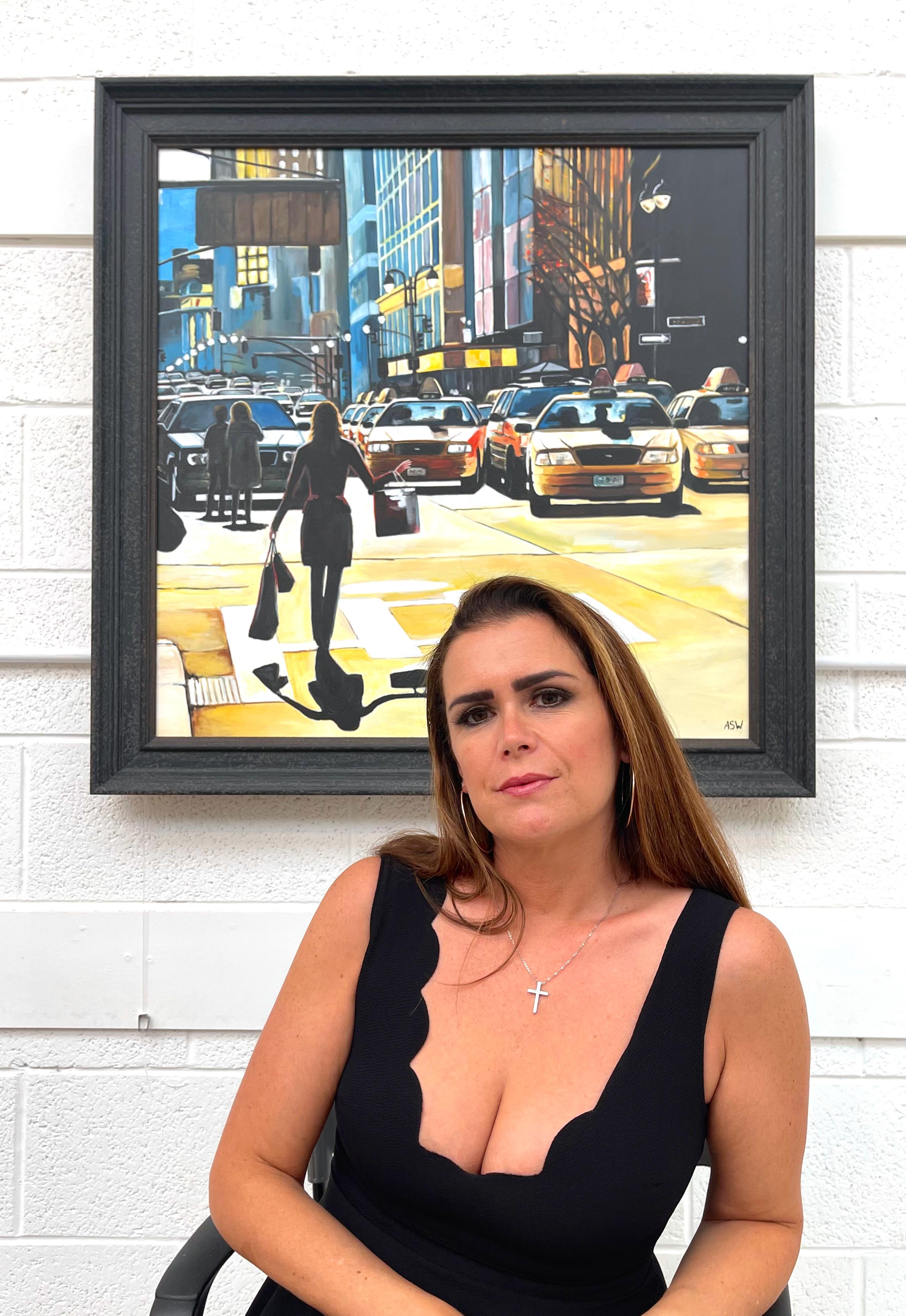 Figura femminile che fa shopping a New York City Sunshine dell'artista britannico contemporaneo - Painting di Angela Wakefield