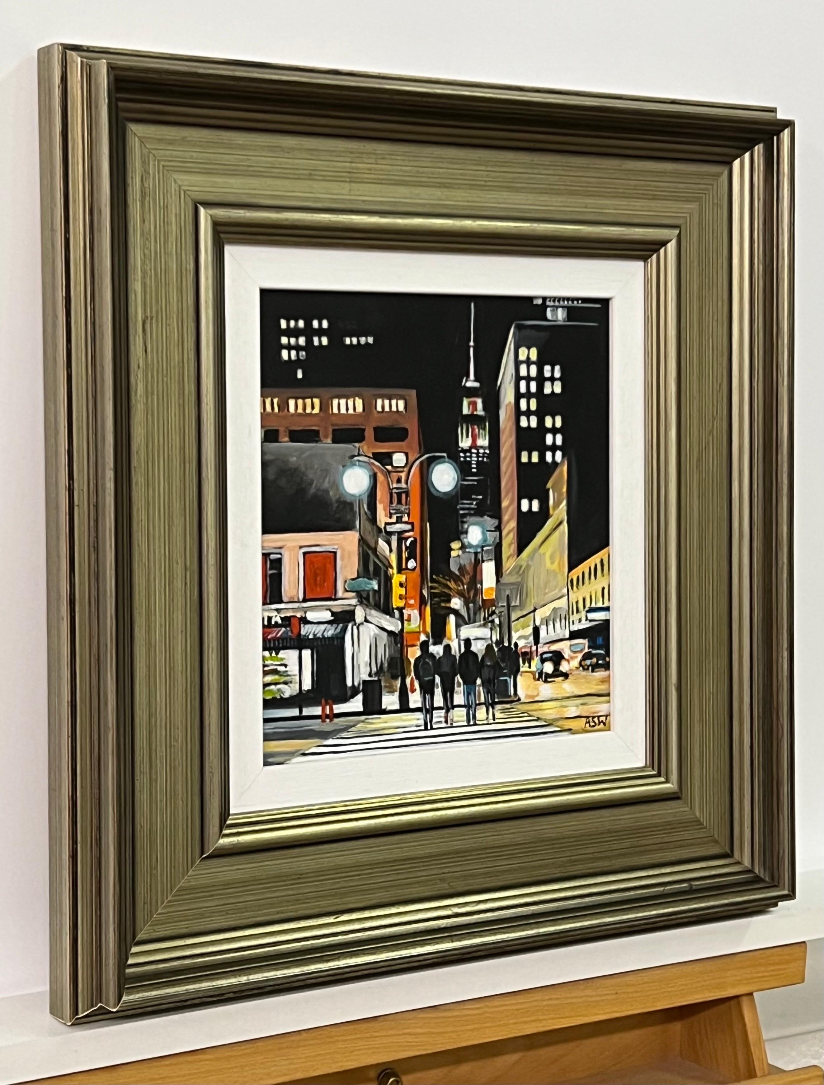 Figuras en el Empire State Building Noche de Nueva York por Artista Británico Contemporáneo en venta 5