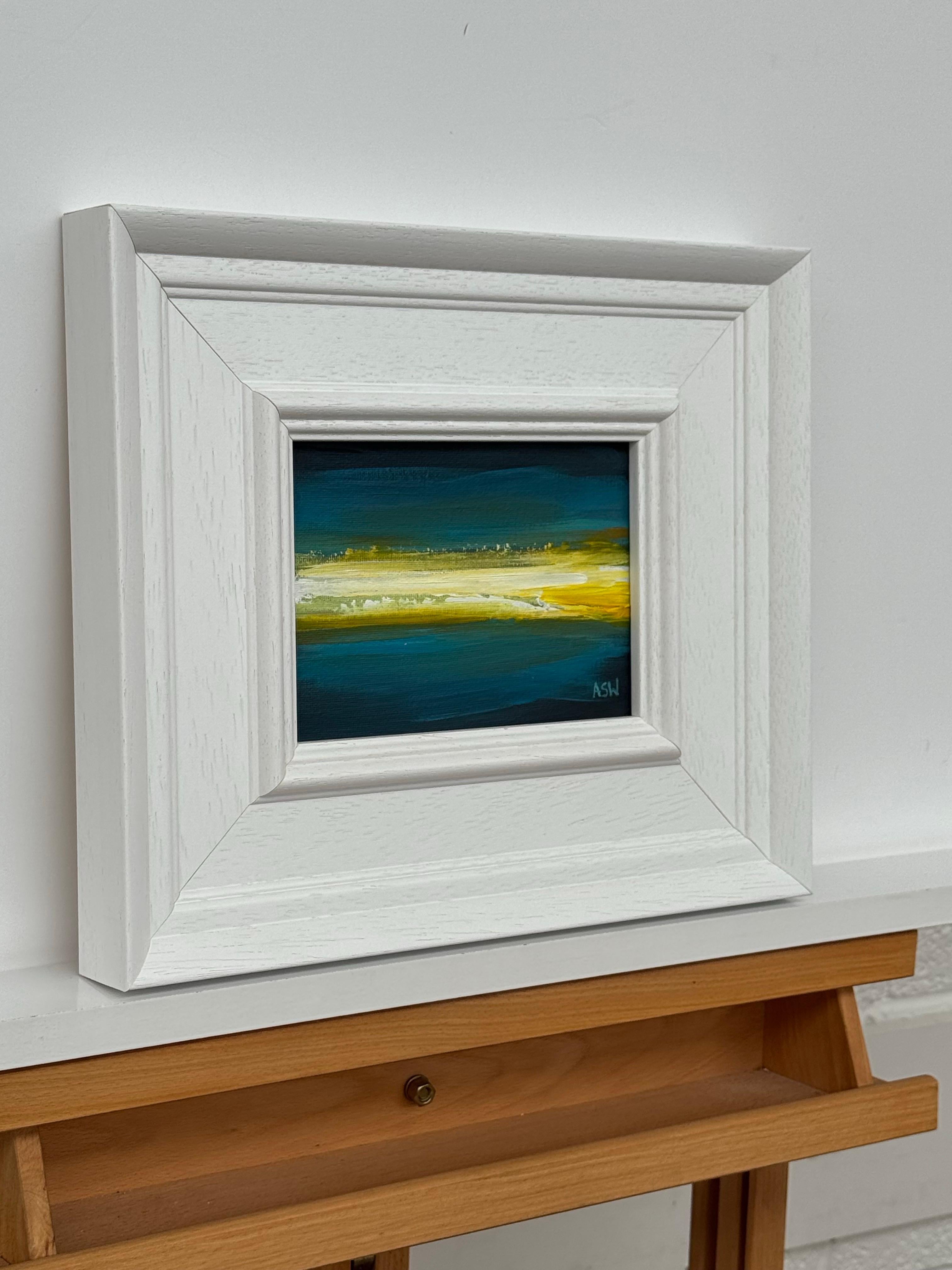 Horizonte Dorado - Estudio de Arte Paisaje Abstracto en Miniatura por Artista Contemporáneo - Painting de Angela Wakefield
