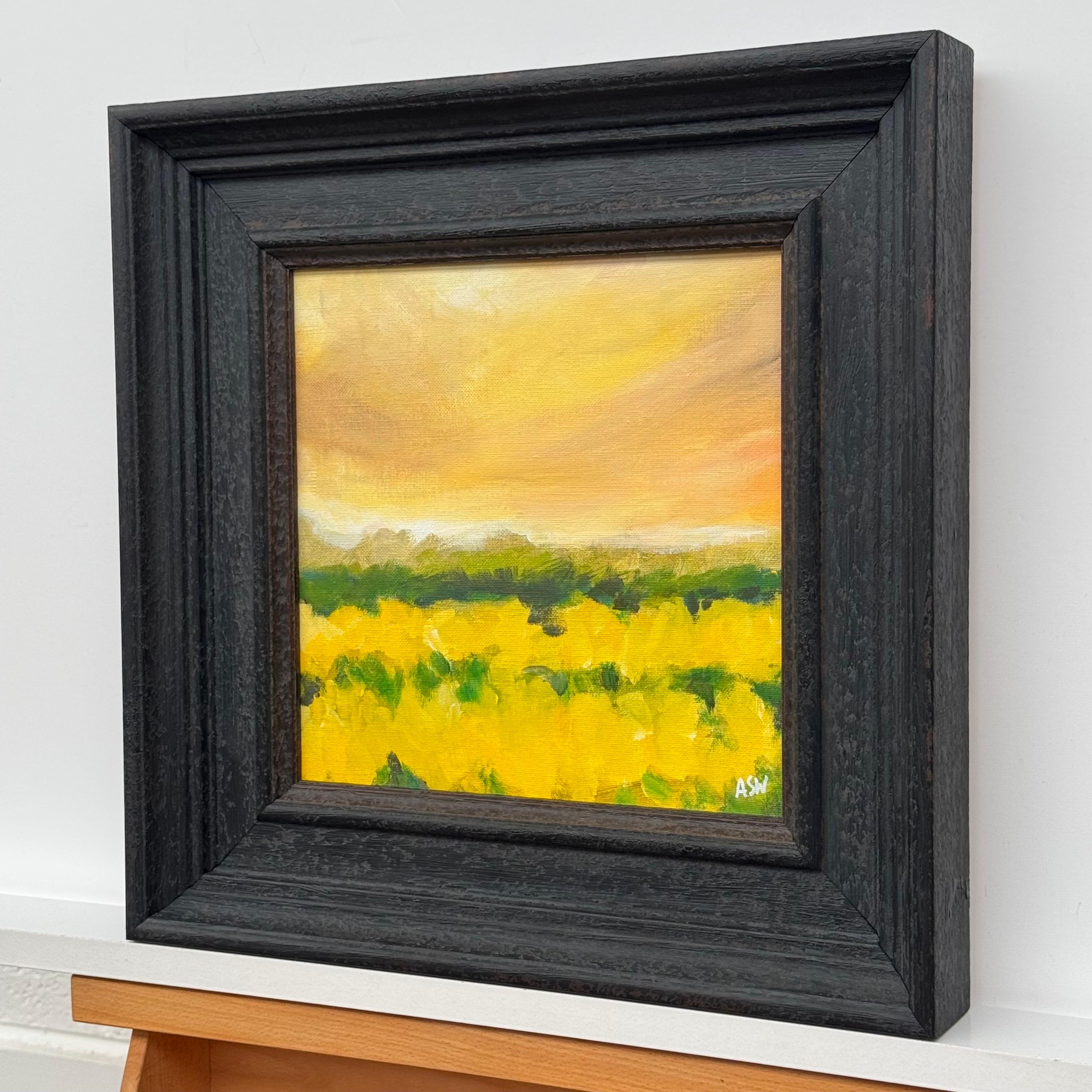 Campo giallo oro al crepuscolo sotto un cielo ambrato e luminoso nella campagna inglese - Abstract Painting Arancia di Angela Wakefield