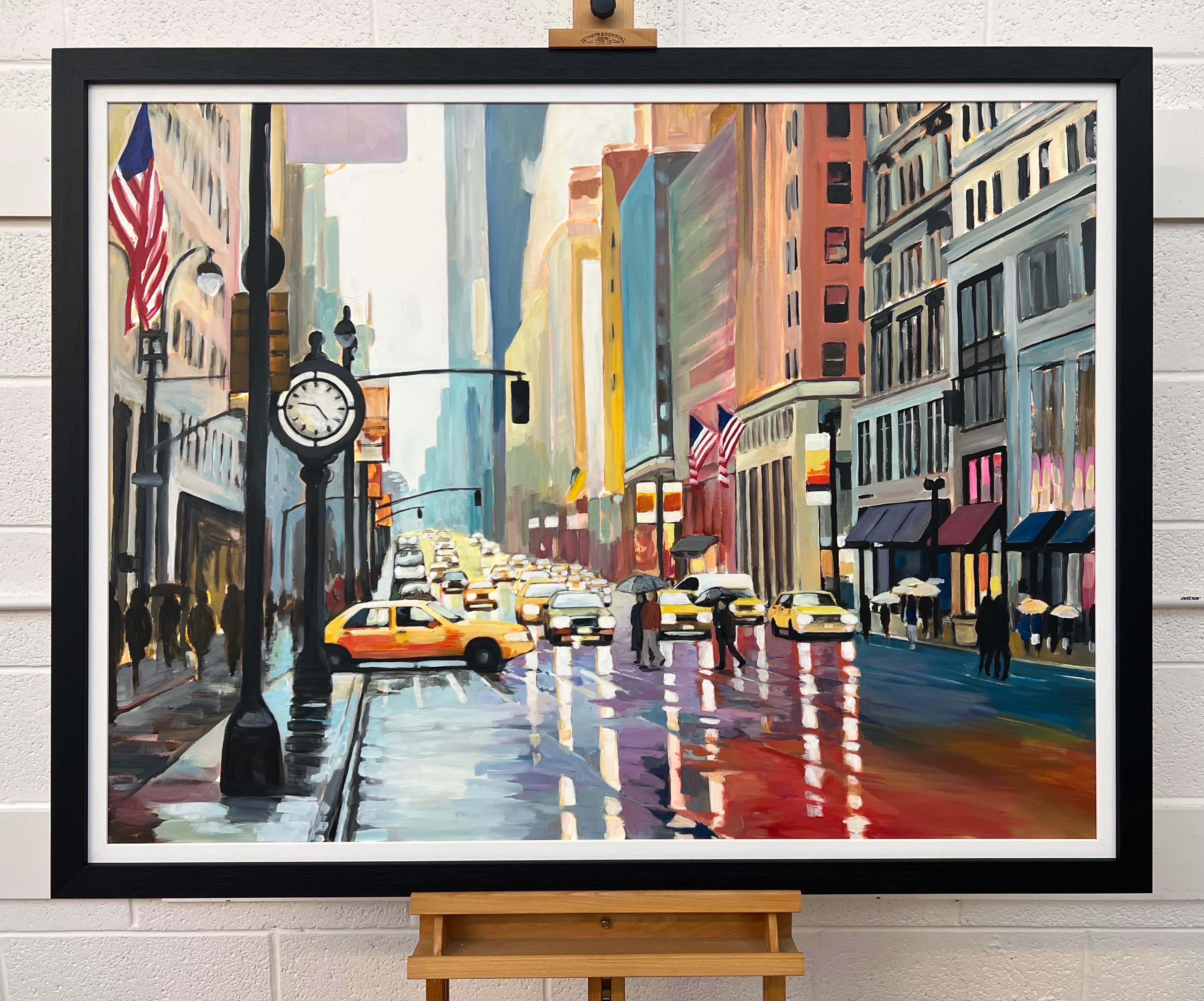 Großes Gemälde der klassischen New Yorker Stadt im Regen mit Figuren des britischen Künstlers (Zeitgenössisch), Painting, von Angela Wakefield