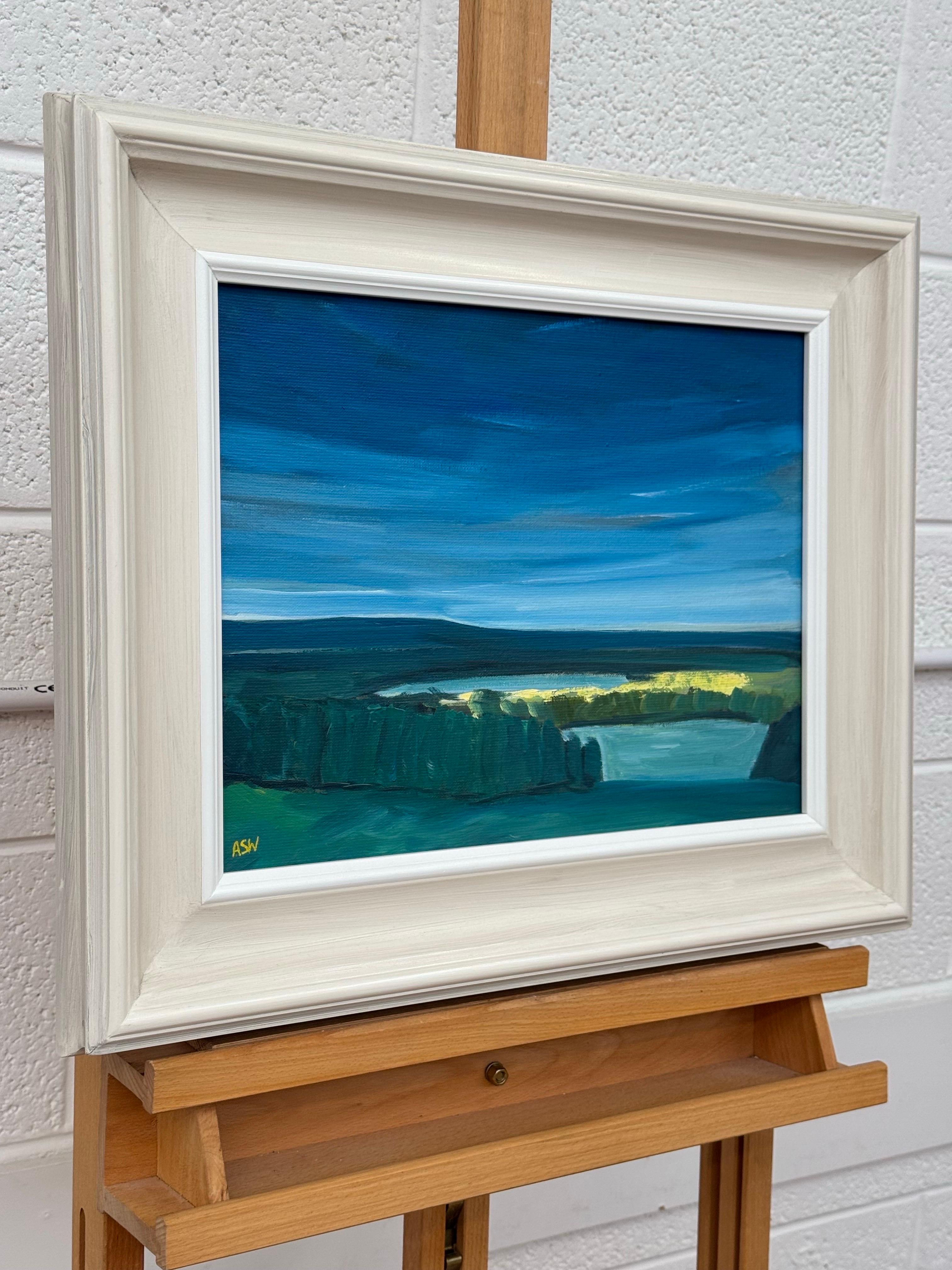 Exuberante bosque verde y lago de los Fells de Lancashire en la campiña inglesa - Painting de Angela Wakefield