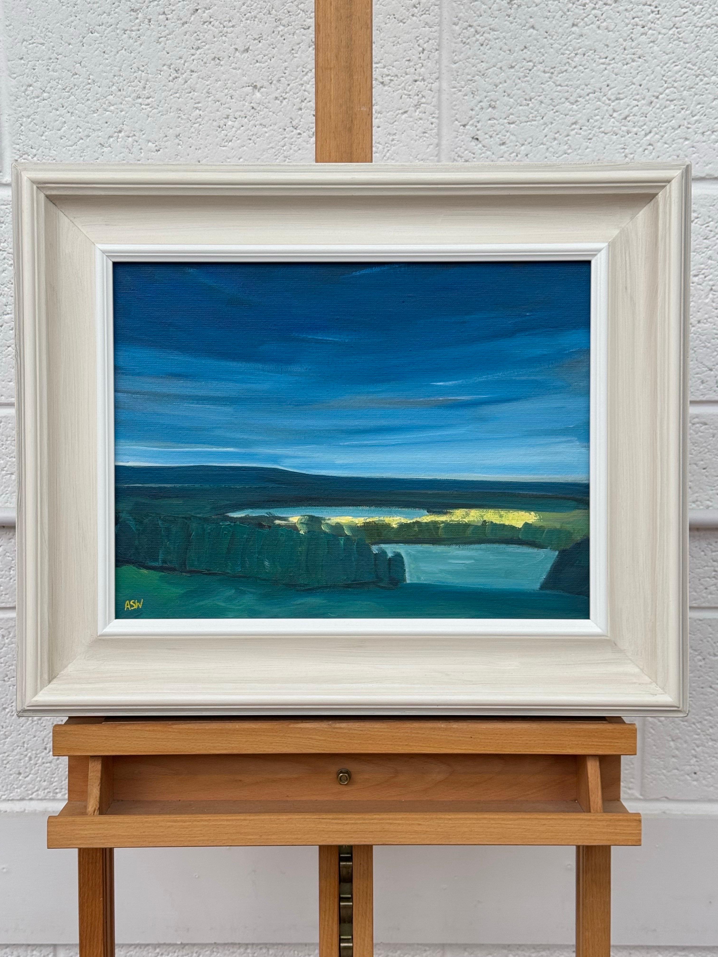 Exuberante bosque verde y lago de los Fells de Lancashire en la campiña inglesa - Painting Contemporáneo de Angela Wakefield