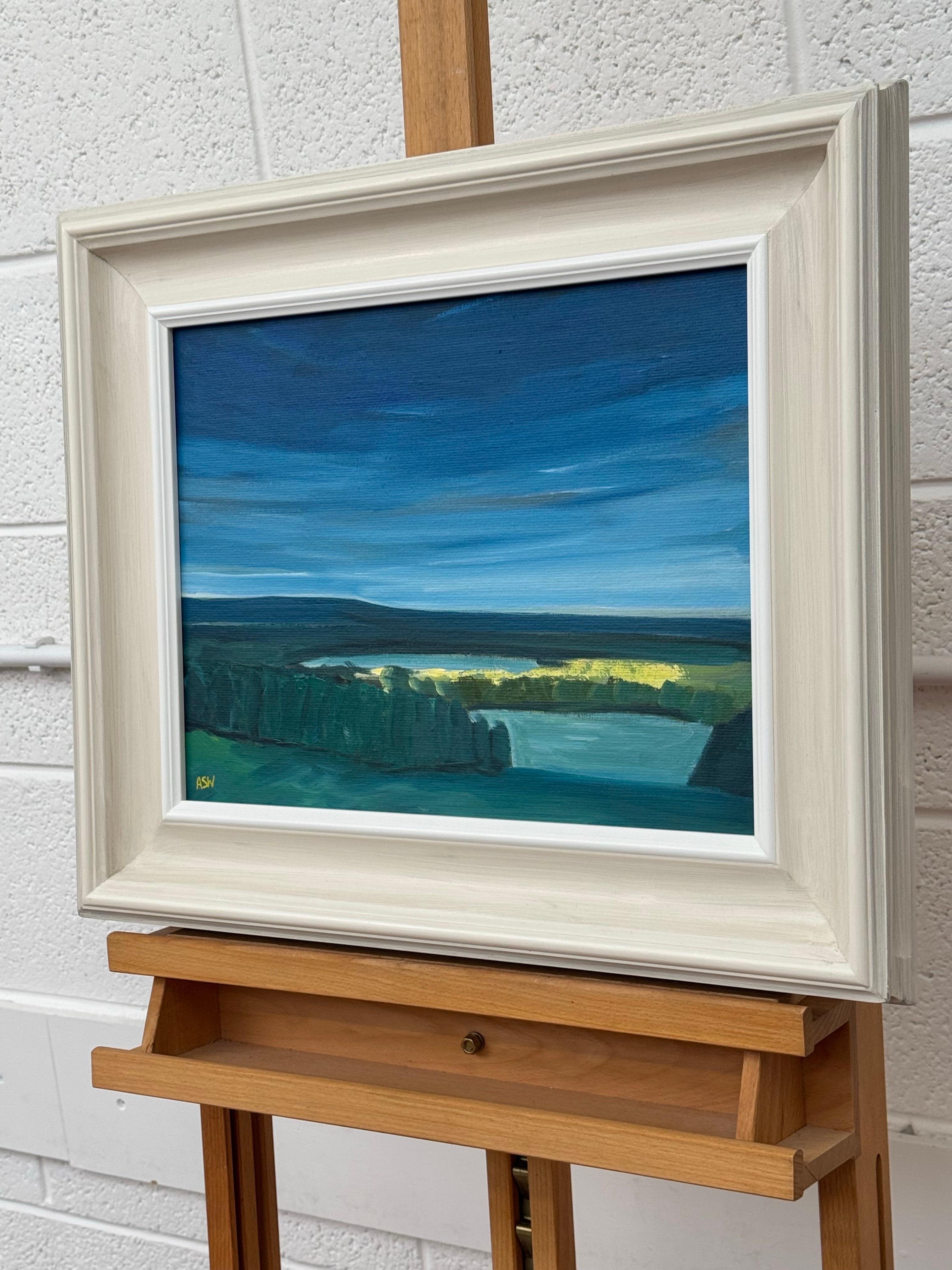 Exuberante bosque verde y lago de los Fells de Lancashire en la campiña inglesa - Abstract Painting Gris de Angela Wakefield