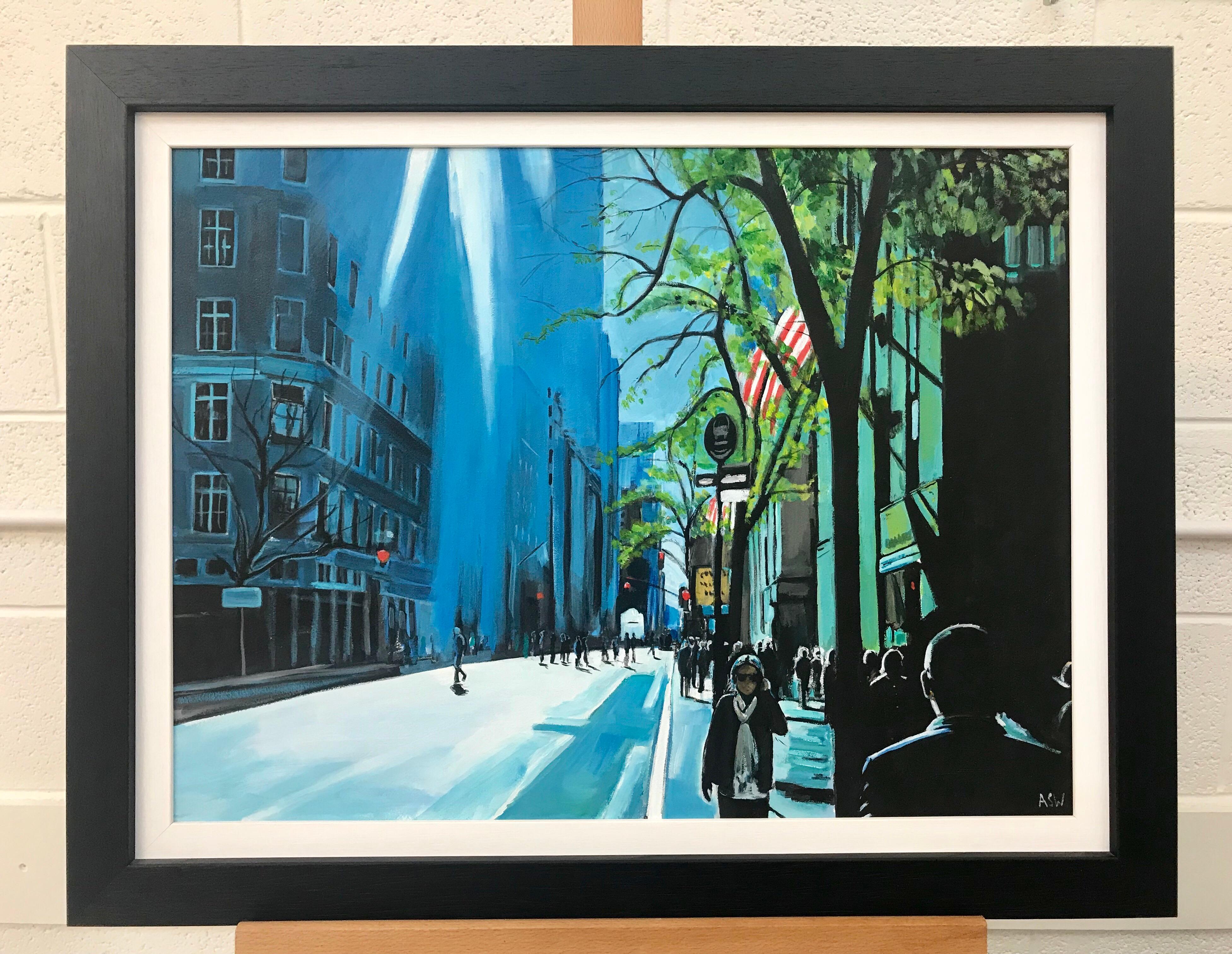 Blue Sky, Sunshine on Manhattan Street - figuratives New York City Gemälde der führenden britischen Landschaftsmalerin Angela Wakefield, mit dramatischem Licht und Farben.

Kunst misst 24 x 18 Zoll
Rahmenmaß 29 x 23 Zoll

Angela Wakefield war