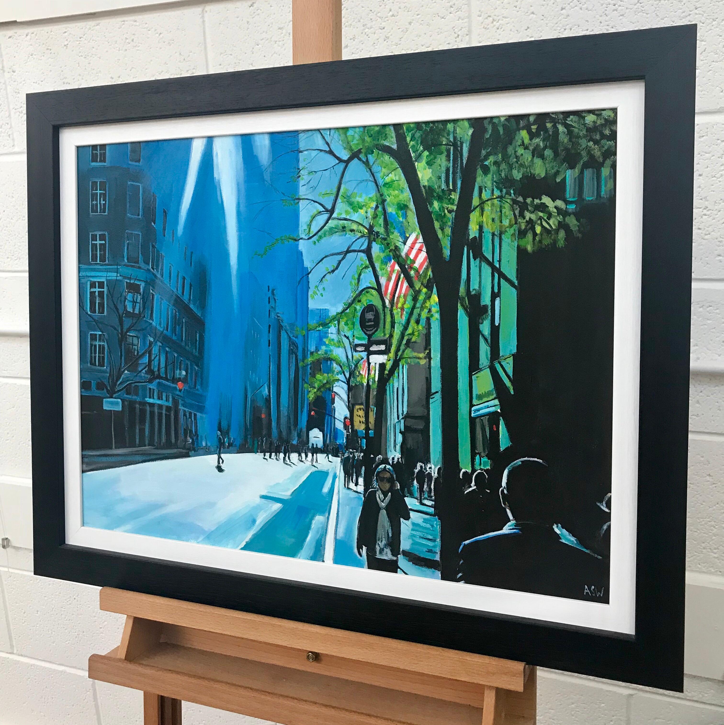 Blue Sky, Sunshine on Manhattan Street - Quadro figurativo di New York realizzato da Angela Wakefield, artista britannica leader nel settore del paesaggio urbano, con luce e colori drammatici.

L'arte misura 24 x 18 pollici
La cornice misura 29 x 23