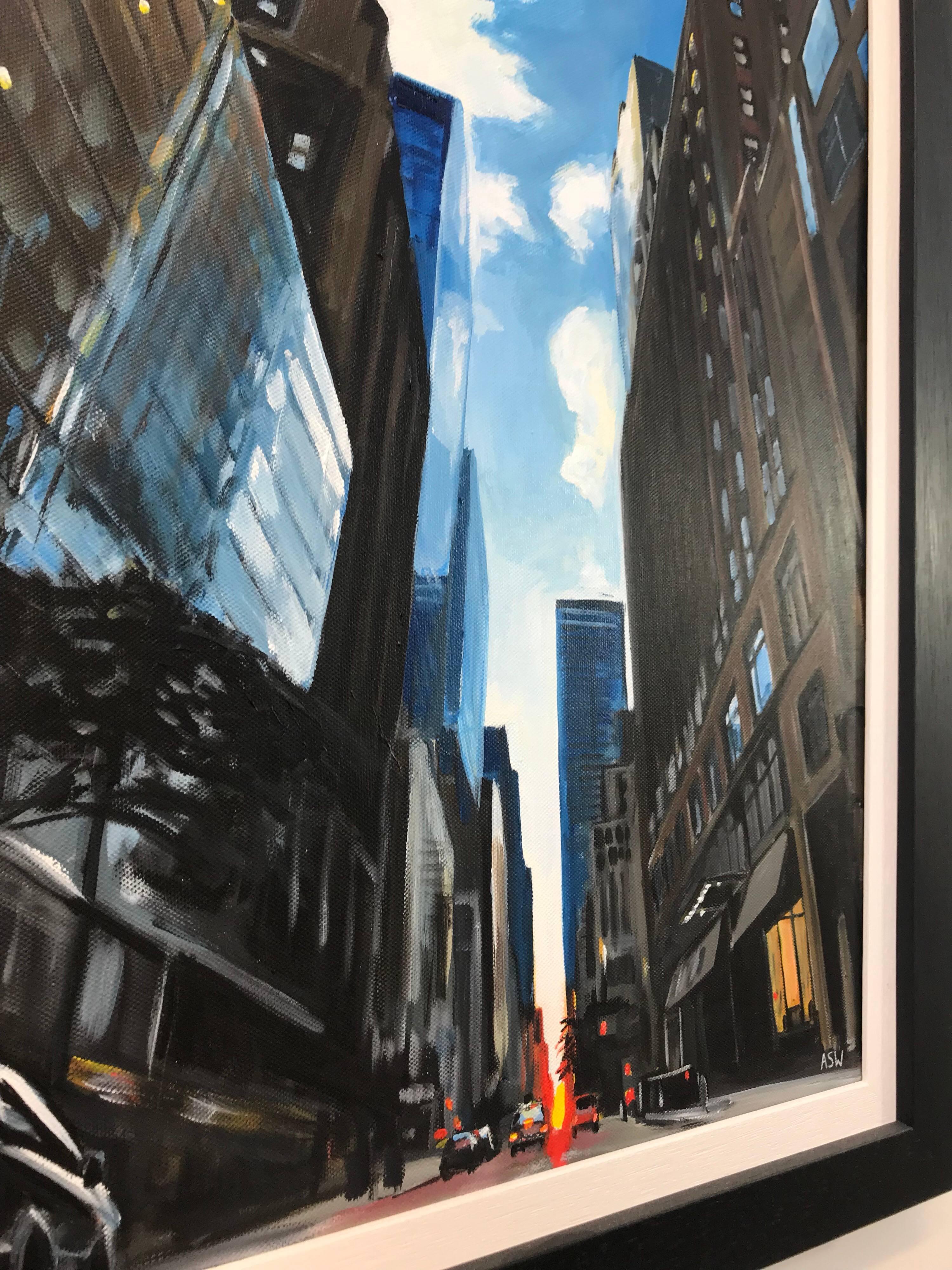 Gemälde eines Sommer-Sonnenuntergangs in New York City von einem führenden britischen Urban Artist UK. Dieses einzigartige Original veranschaulicht das Ausmaß der New Yorker Architektur durch eine einzigartige Perspektive vom Straßenniveau aus.