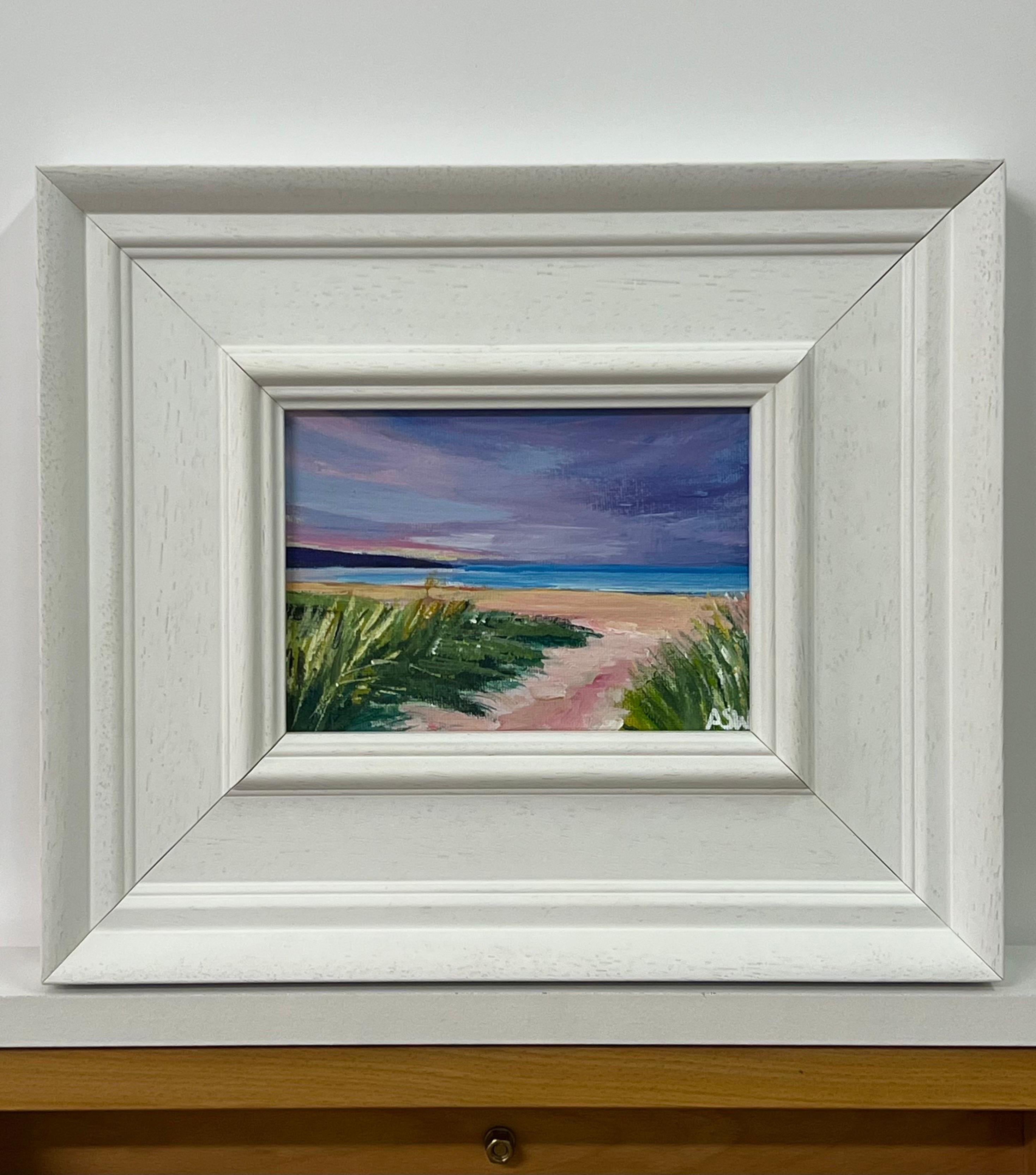Paysage de plage miniature de la côte est des Highlands écossais par un artiste britannique - Contemporain Painting par Angela Wakefield