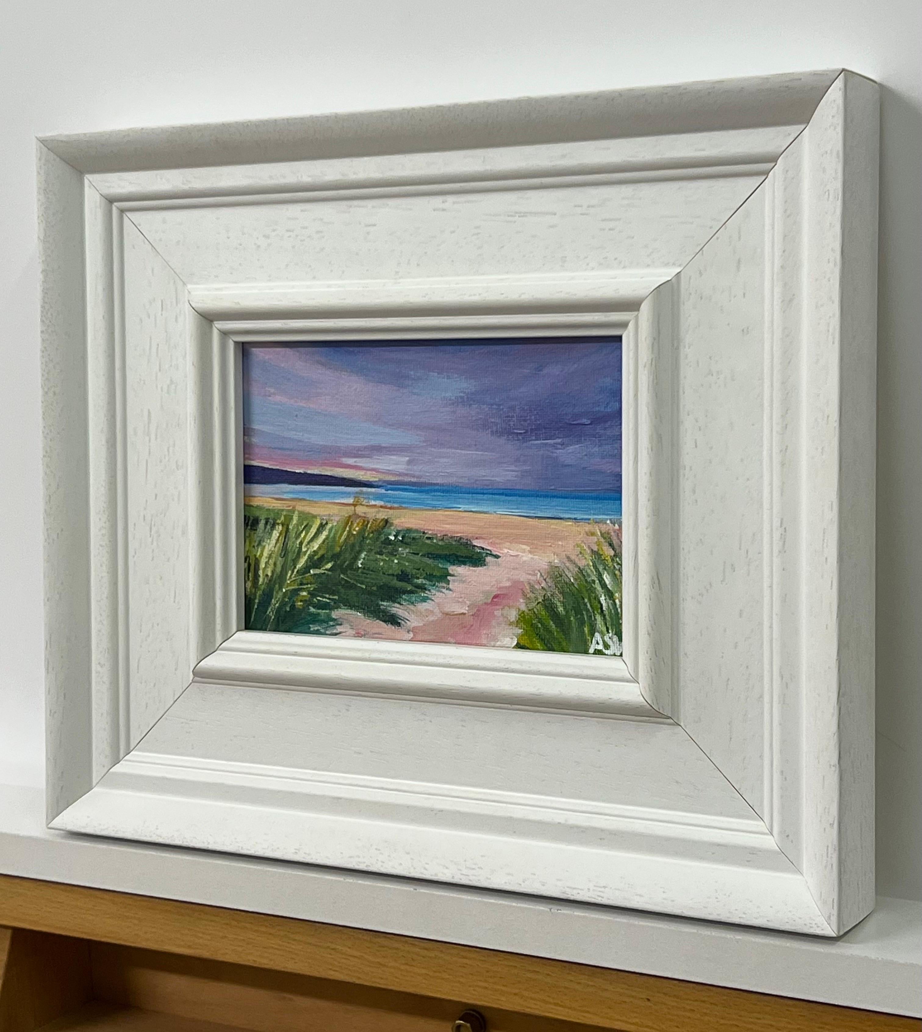 Paysage de plage miniature de la côte est des Highlands écossais par l'artiste britannique contemporaine Angela Wakefield. Plage de Brora, Écosse. 

L'œuvre d'art mesure 7 x 5 pouces
Le cadre mesure 12 x 10 pouces 

Angela Wakefield a fait deux fois
