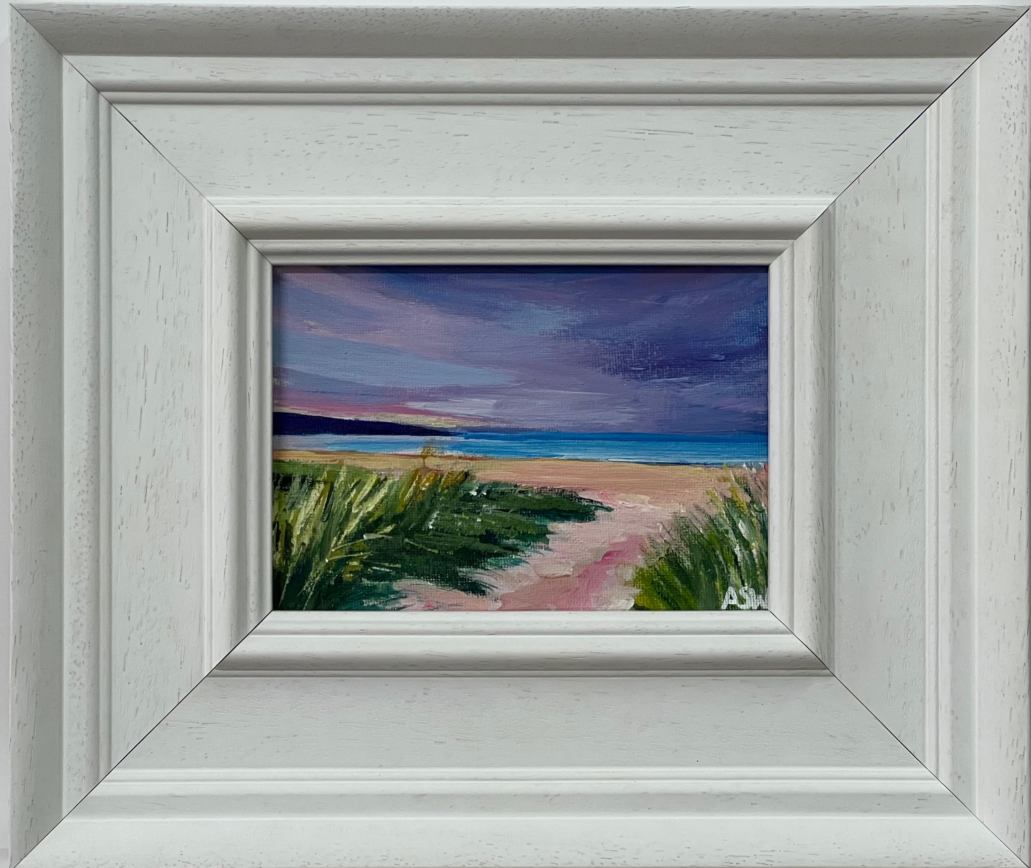 Abstract Painting Angela Wakefield - Paysage de plage miniature de la côte est des Highlands écossais par un artiste britannique