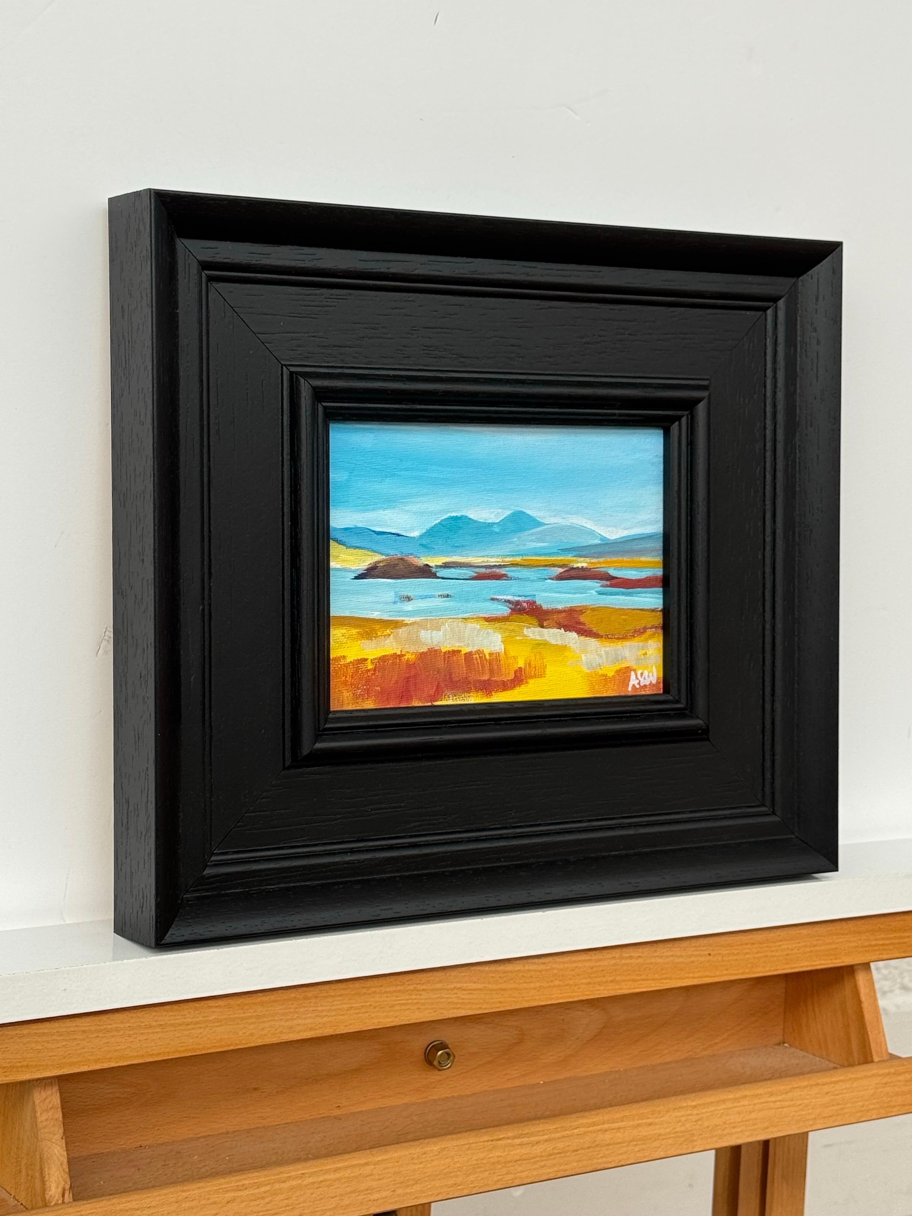 Paisaje en miniatura de las Tierras Altas de Escocia por un artista contemporáneo - Painting de Angela Wakefield