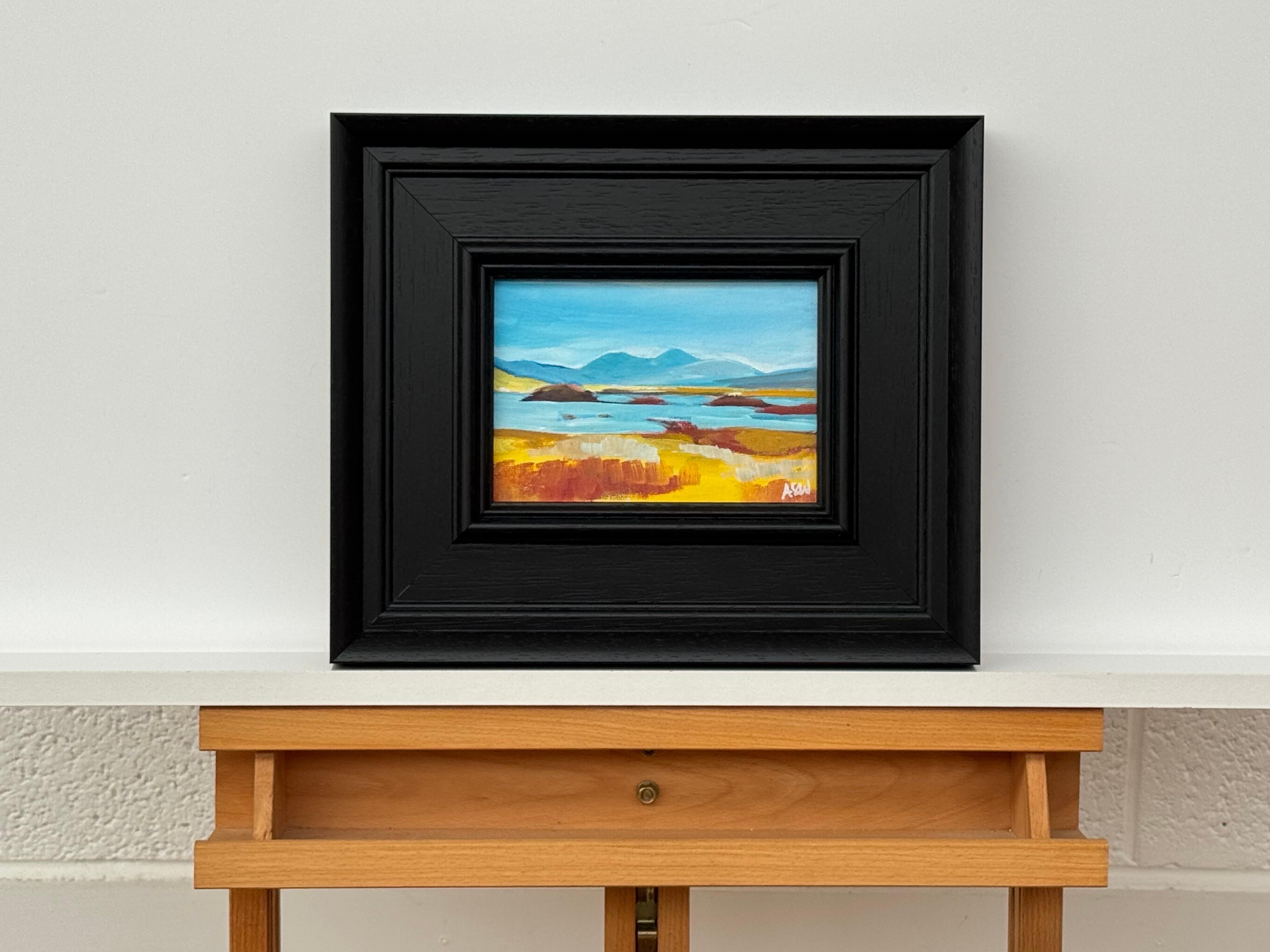 Paisaje en miniatura de las Tierras Altas de Escocia por un artista contemporáneo - Painting Contemporáneo de Angela Wakefield