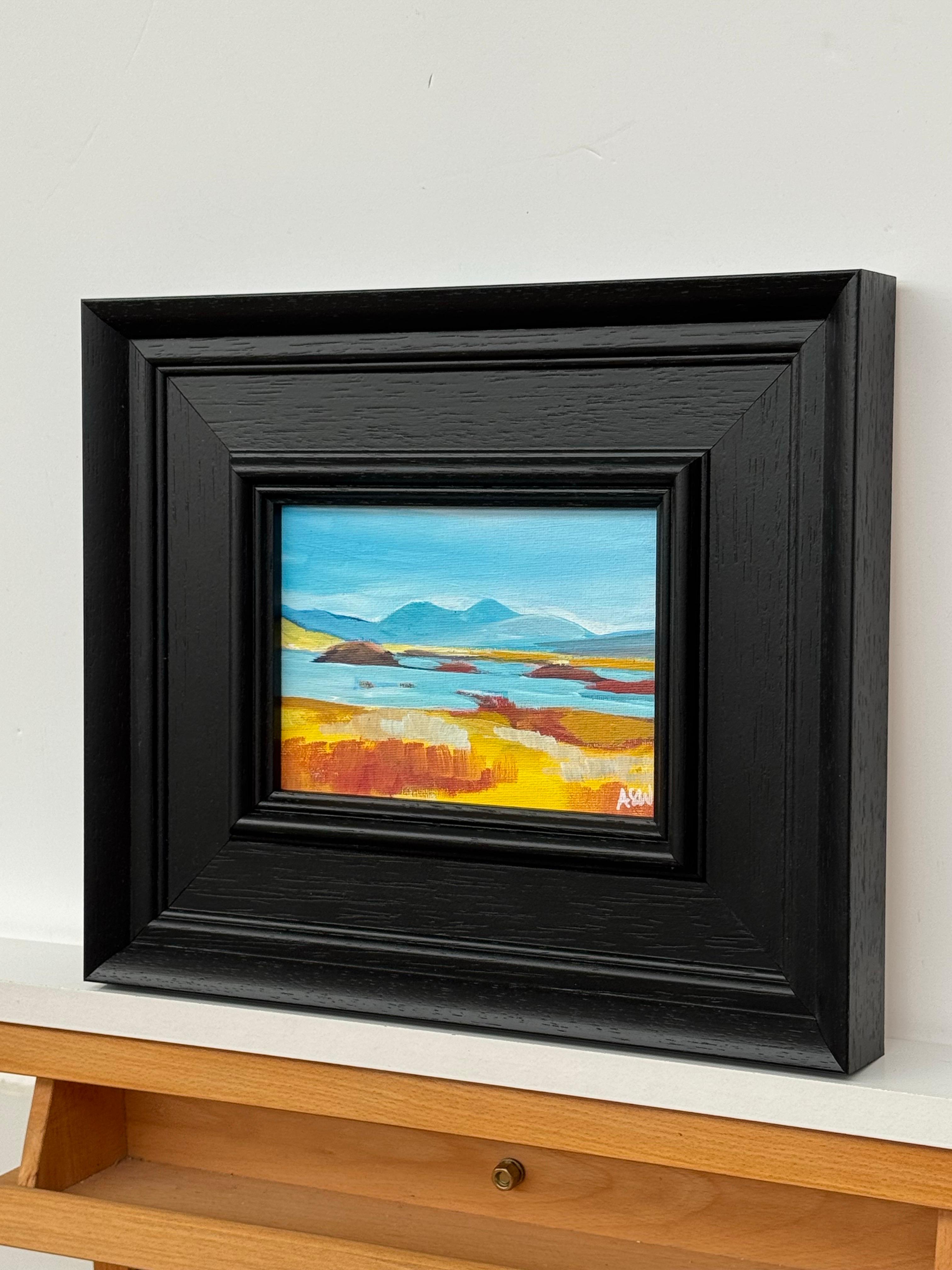 Paisaje en miniatura de las Tierras Altas de Escocia por un artista contemporáneo - Landscape Painting Negro de Angela Wakefield
