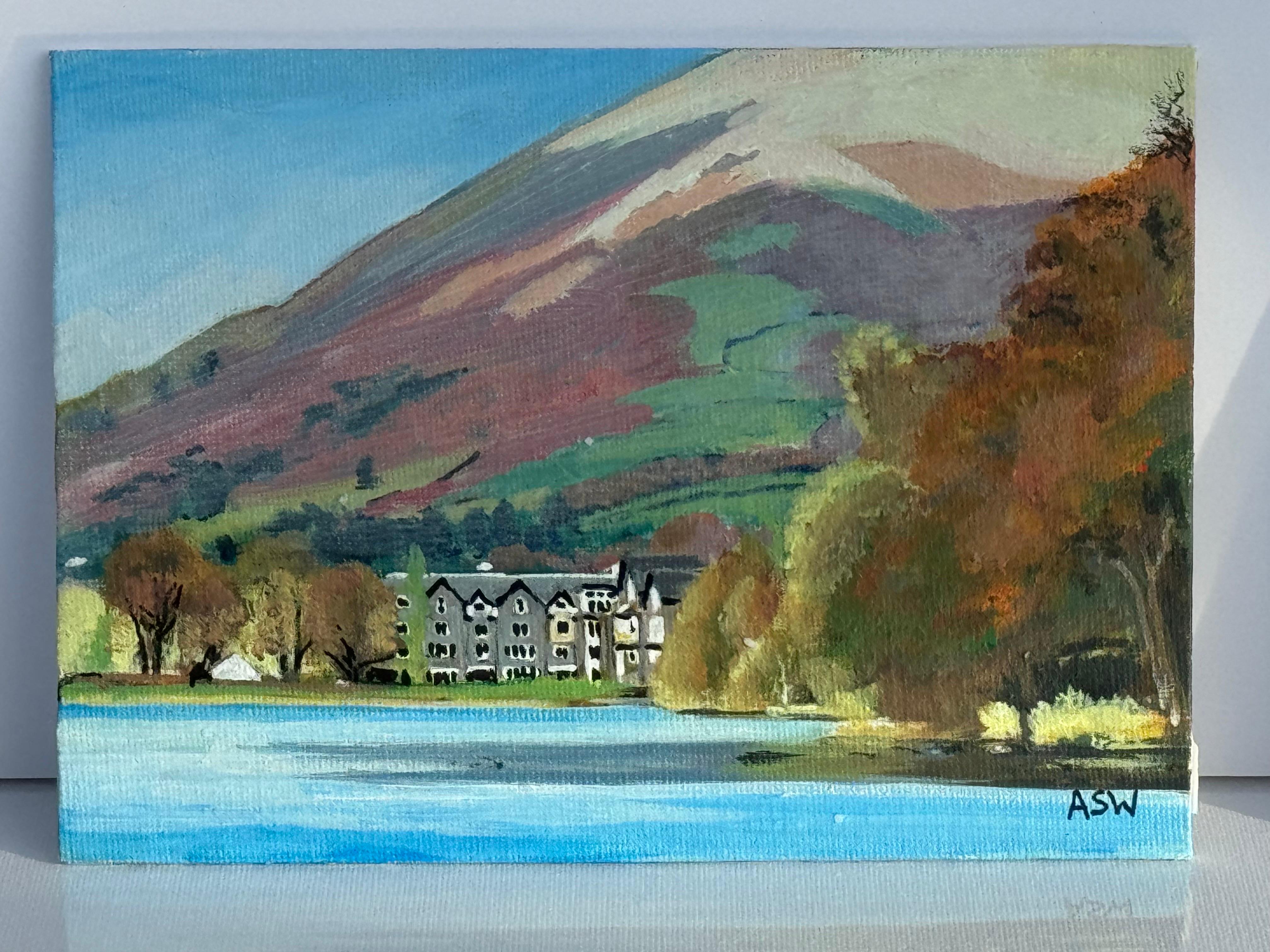 Paisaje en miniatura del Hotel Daffodil en Grasmere, en el Distrito de los Lagos, Inglaterra - Painting Contemporáneo de Angela Wakefield