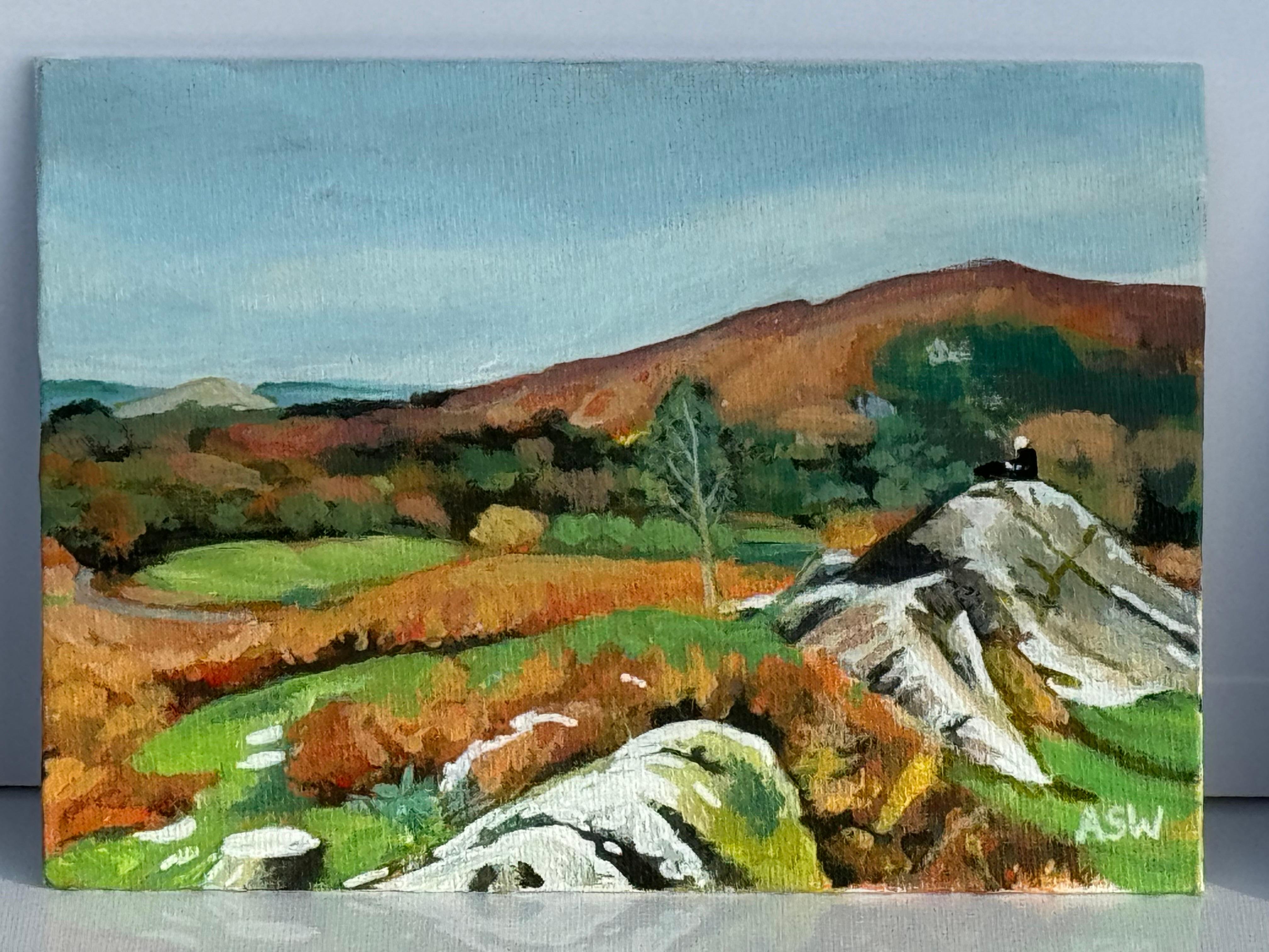 Paisaje en miniatura de Loughrigg Fell en Grasmere en el Distrito de los Lagos Inglaterra - Abstract Painting Gris de Angela Wakefield