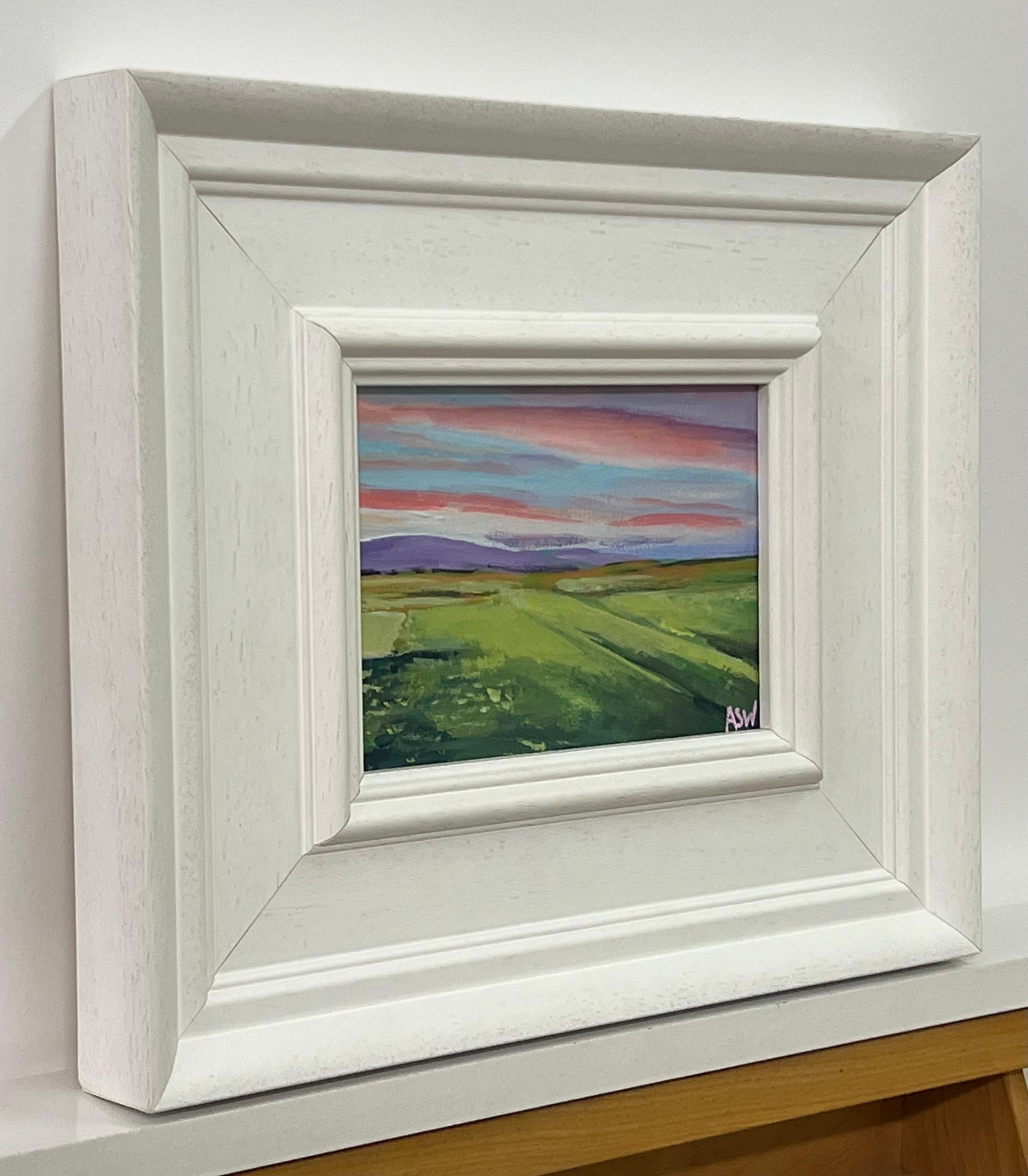 Paysage miniature de la côte est des Highlands écossais par un artiste britannique - Painting de Angela Wakefield
