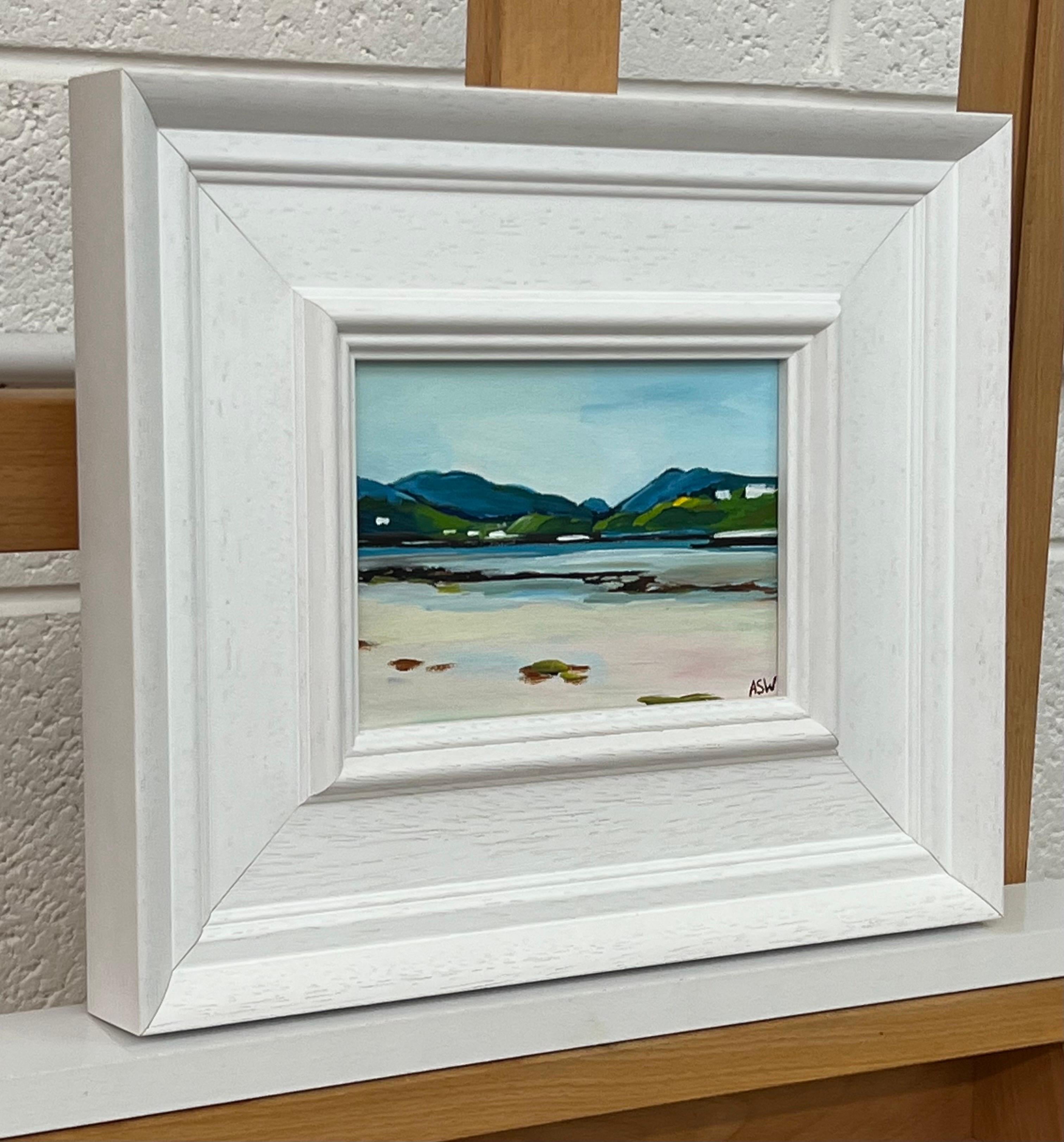 Miniatura di un paesaggio delle Highlands scozzesi realizzata da un artista britannico contemporaneo - Painting di Angela Wakefield