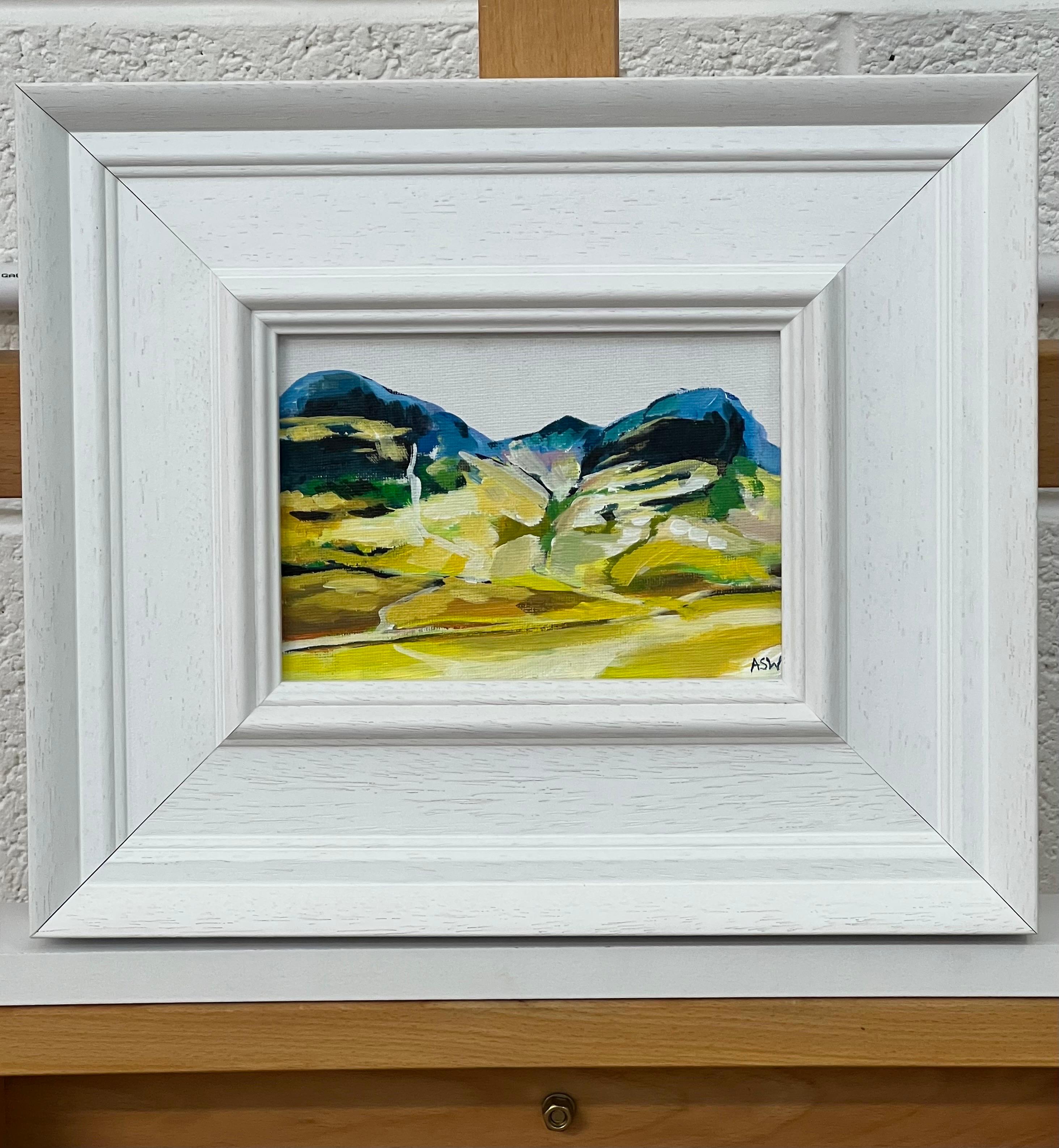 Miniatura di un paesaggio delle Highlands scozzesi realizzata da un artista britannico contemporaneo - Painting Contemporaneo di Angela Wakefield