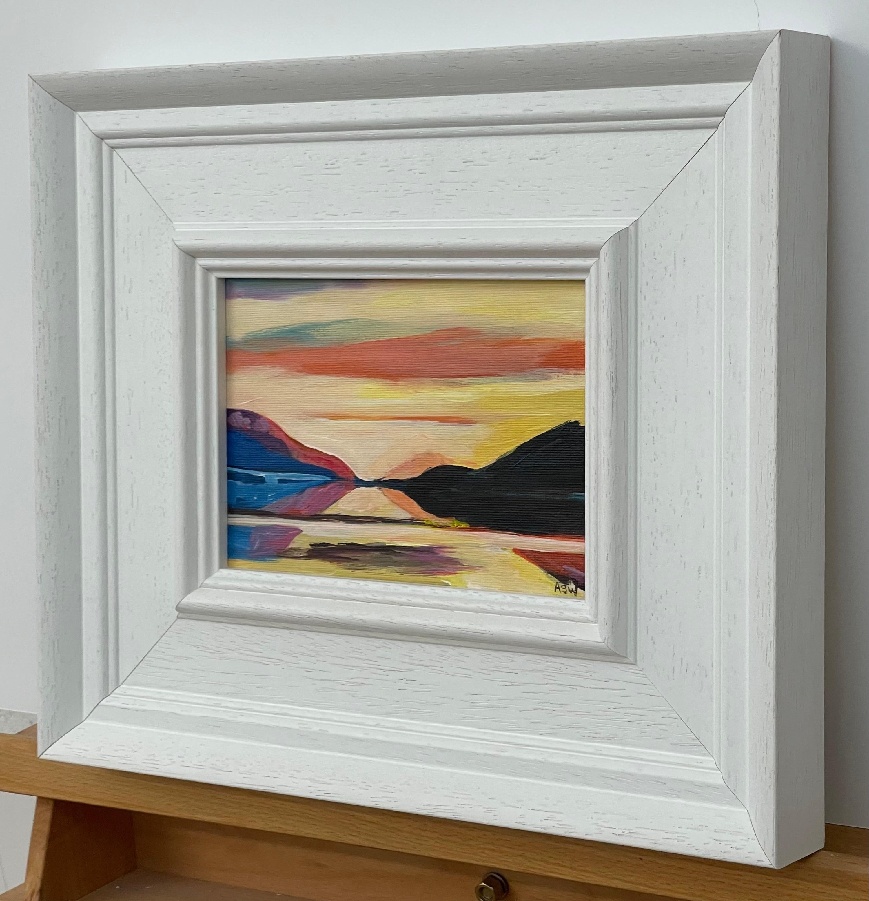 Estudio de paisaje en miniatura de las Tierras Altas de Escocia por un artista británico contemporáneo - Abstract Painting Gris de Angela Wakefield