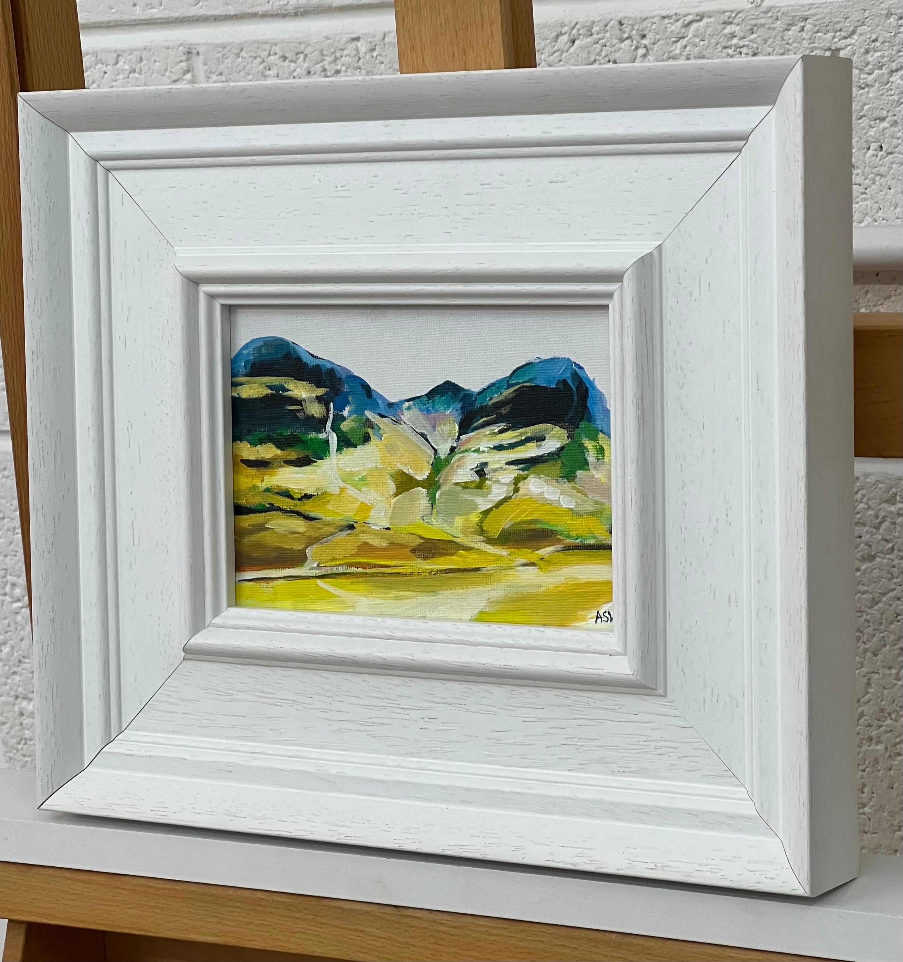 Miniatura di un paesaggio delle Highlands scozzesi realizzata da un artista britannico contemporaneo - Landscape Painting Grigio di Angela Wakefield