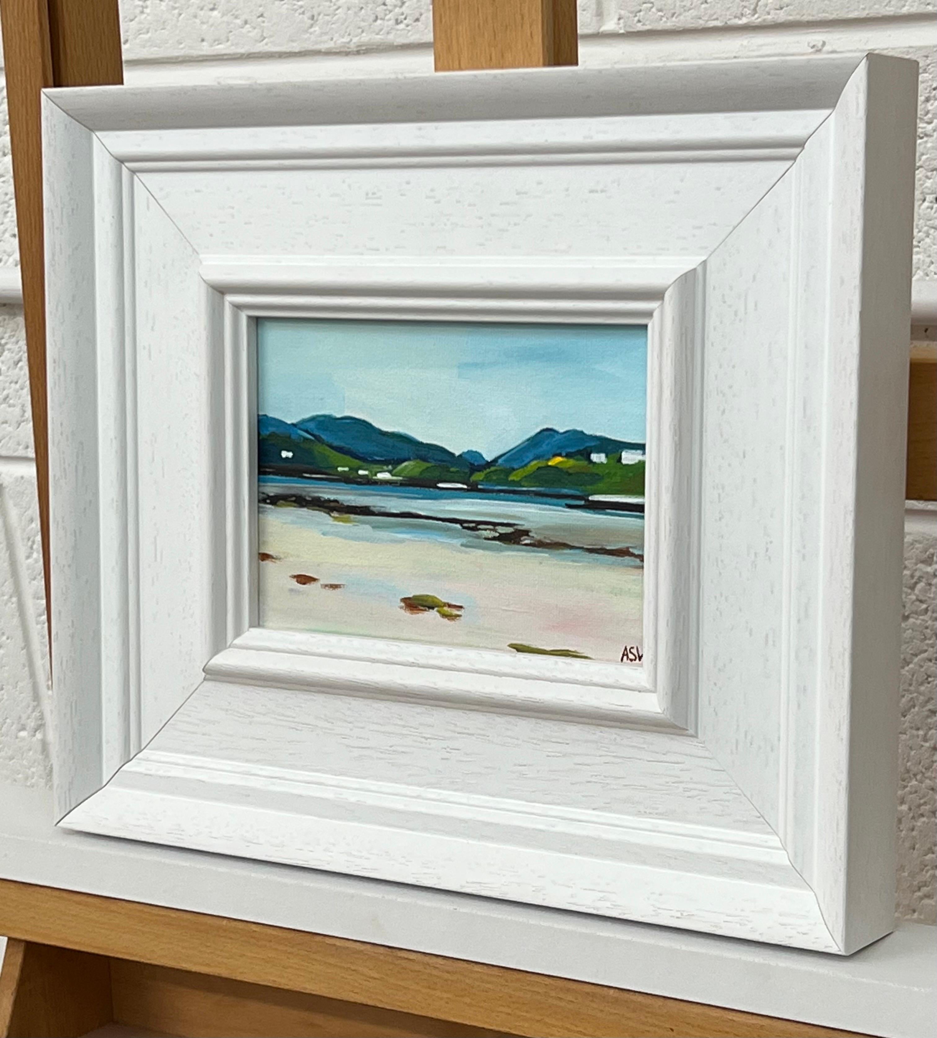 Miniatura di un paesaggio delle Highlands scozzesi realizzata da un artista britannico contemporaneo - Landscape Painting Grigio di Angela Wakefield
