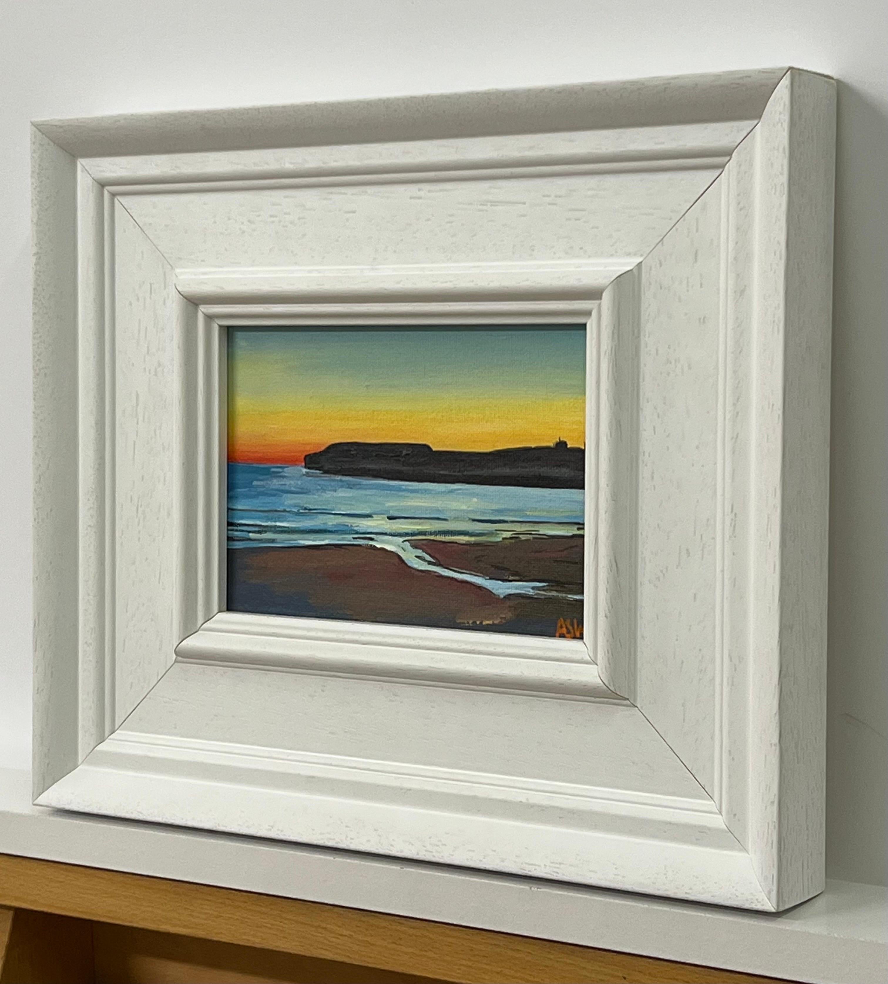 Miniatur von Dunnet Head Sunset in den schottischen Highlands von der zeitgenössischen britischen Künstlerin Angela Wakefield. Dieses einzigartige Original stellt den nördlichsten Punkt Schottlands dar. 

Kunst misst 7 x 5 Zoll
Rahmen misst 12 x 10