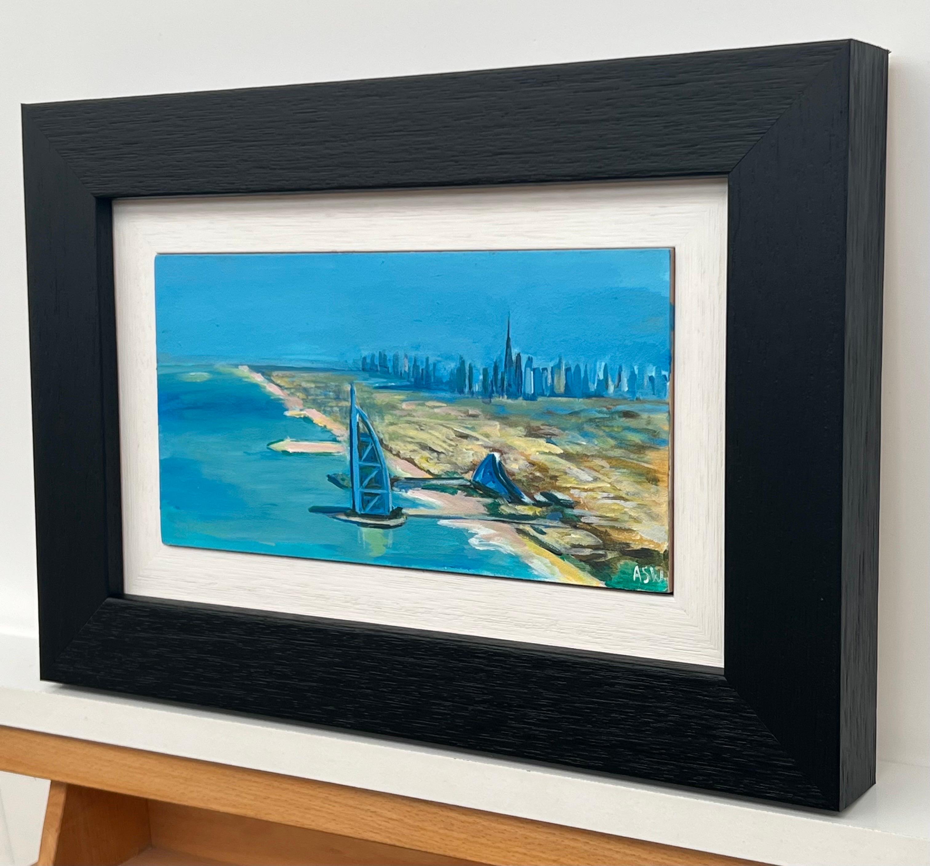 Peinture miniature de la ville de Dubaï, Émirats arabes unis, un original unique de l'artiste britannique contemporaine Angela Wakefield. Une ligne d'horizon vibrante et futuriste émerge de la toile, alors que les sables dorés du désert rencontrent