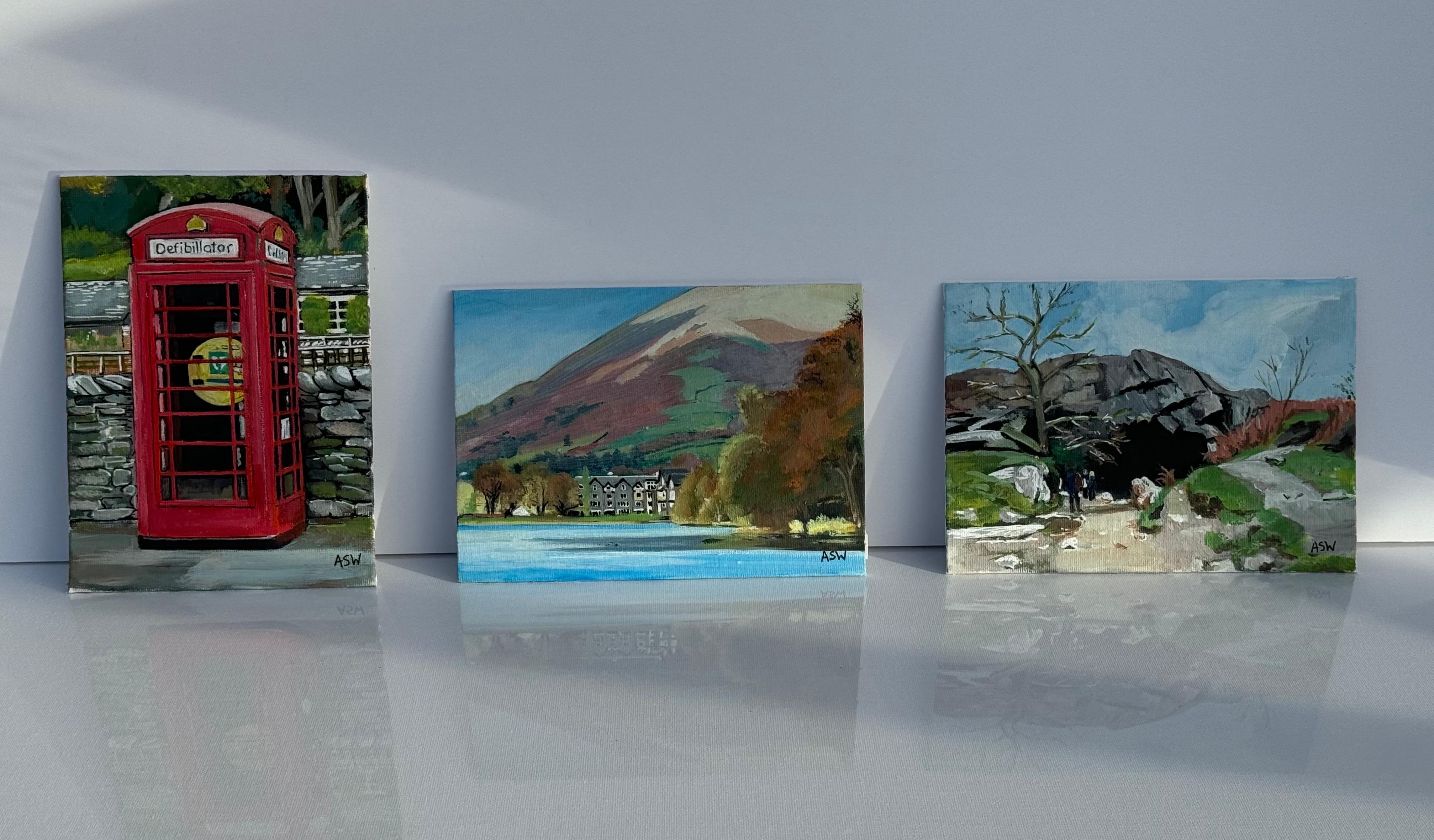 Pintura en miniatura de una cabina telefónica en el pueblo de Grasmere, en el Distrito de los Lagos, Inglaterra, de la artista británica contemporánea Angela Wakefield. 

El arte mide 5 x 7 pulgadas
El marco mide 10 x 12 pulgadas 

Angela Wakefield