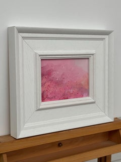 Miniatur-Kunststudie einer abstrakten Landschaft in ruhigen Rosa-, Rot- und Weißtönen
