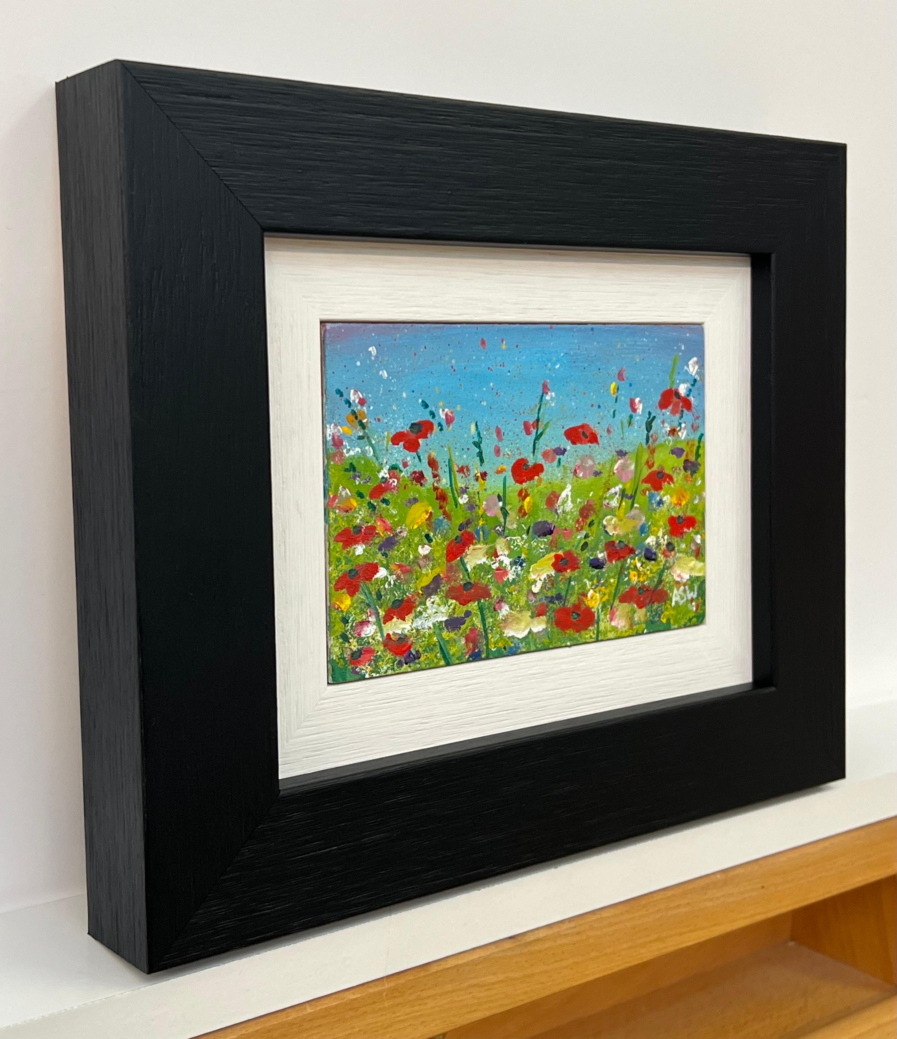 Miniature rote Mohnblumen in einer wilden grünen Wiese mit einem blauen Himmel in England  – Painting von Angela Wakefield