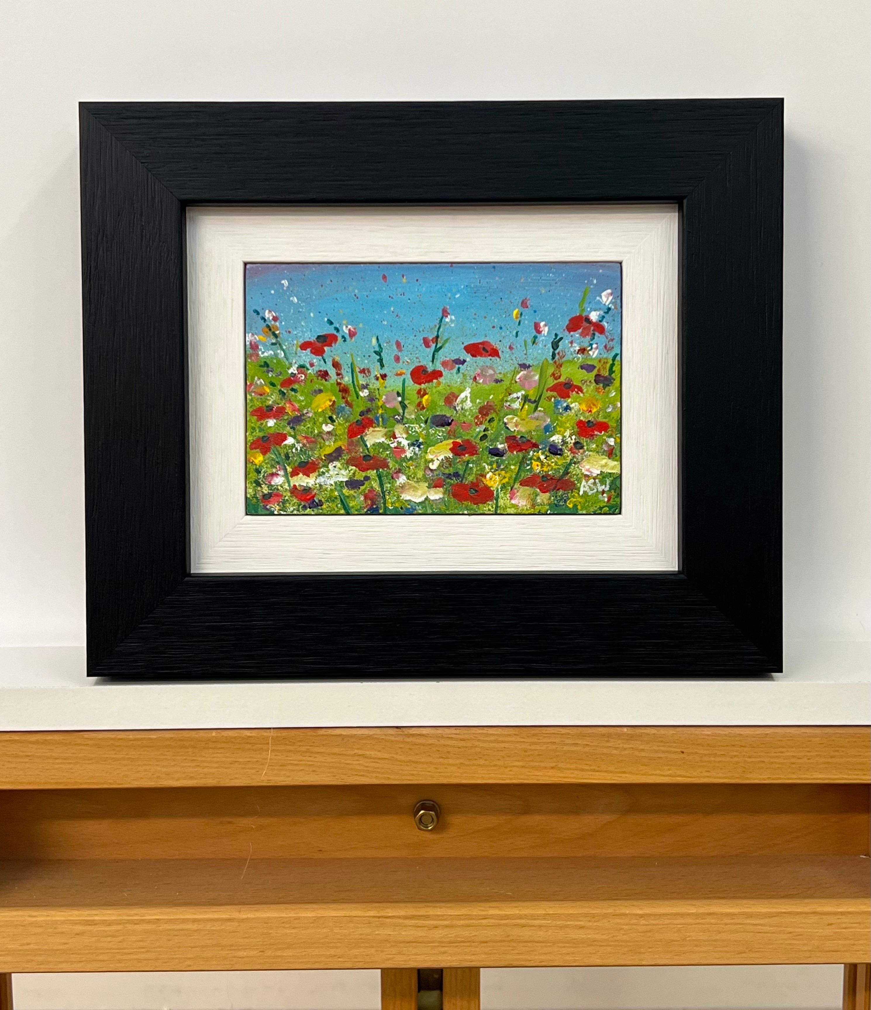 Fleurs de coquelicots rouges miniatures dans une prairie verte sauvage avec un ciel bleu en Angleterre  - Impressionnisme abstrait Painting par Angela Wakefield