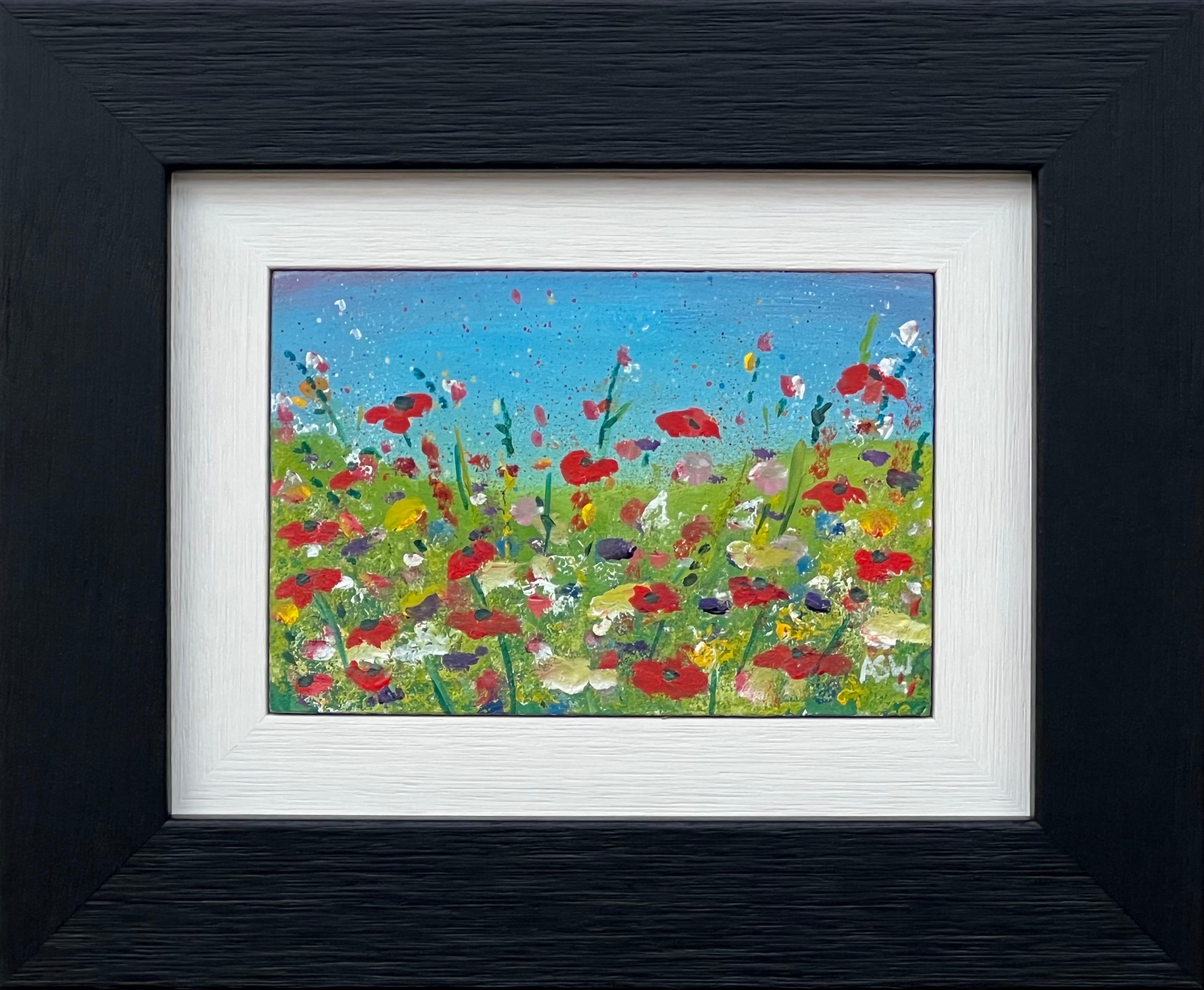Angela Wakefield Abstract Painting – Miniature rote Mohnblumen in einer wilden grünen Wiese mit einem blauen Himmel in England 
