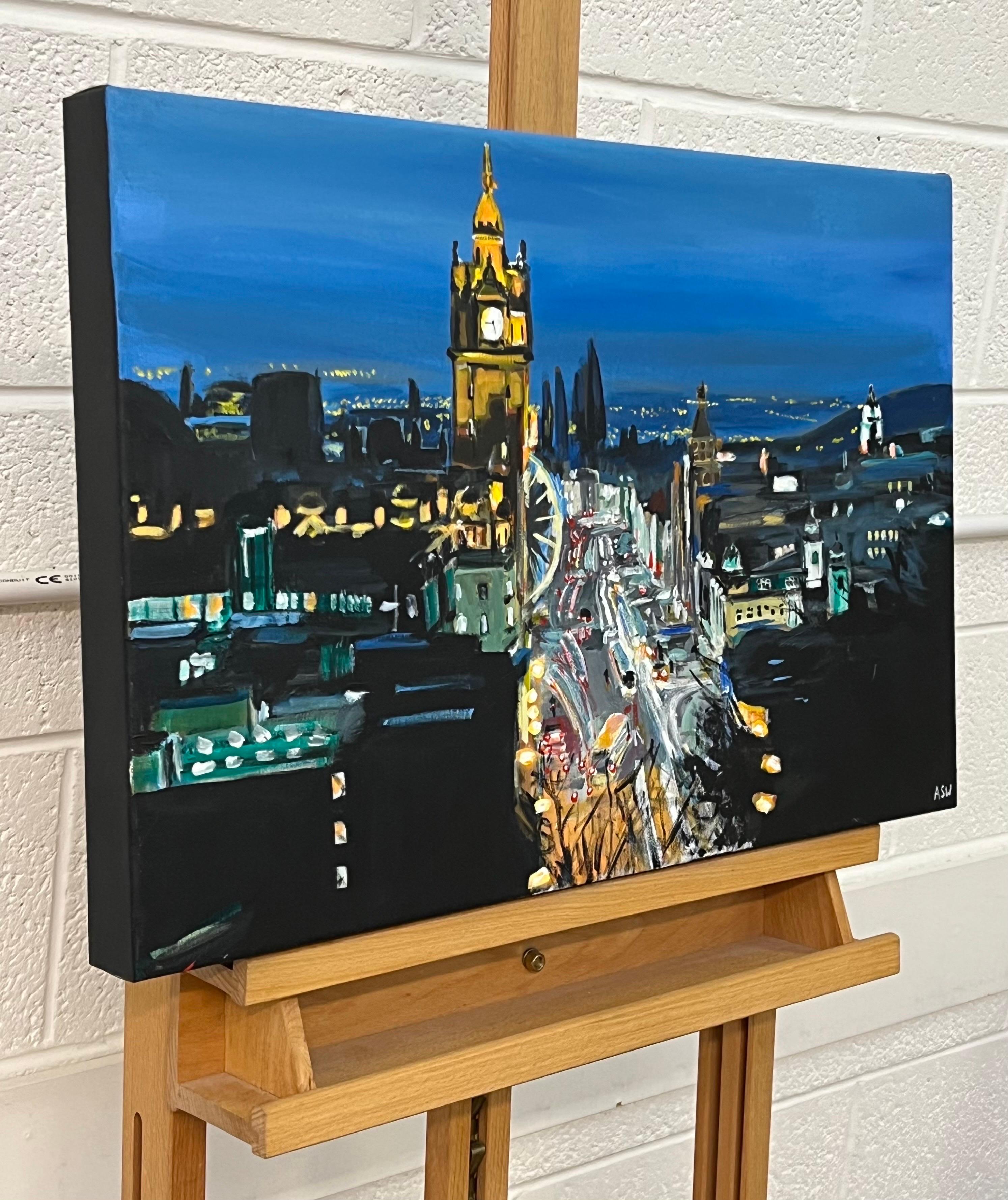 Quadro impressionista moderno di Princes Street a Edimburgo in Scozia di notte - Painting di Angela Wakefield