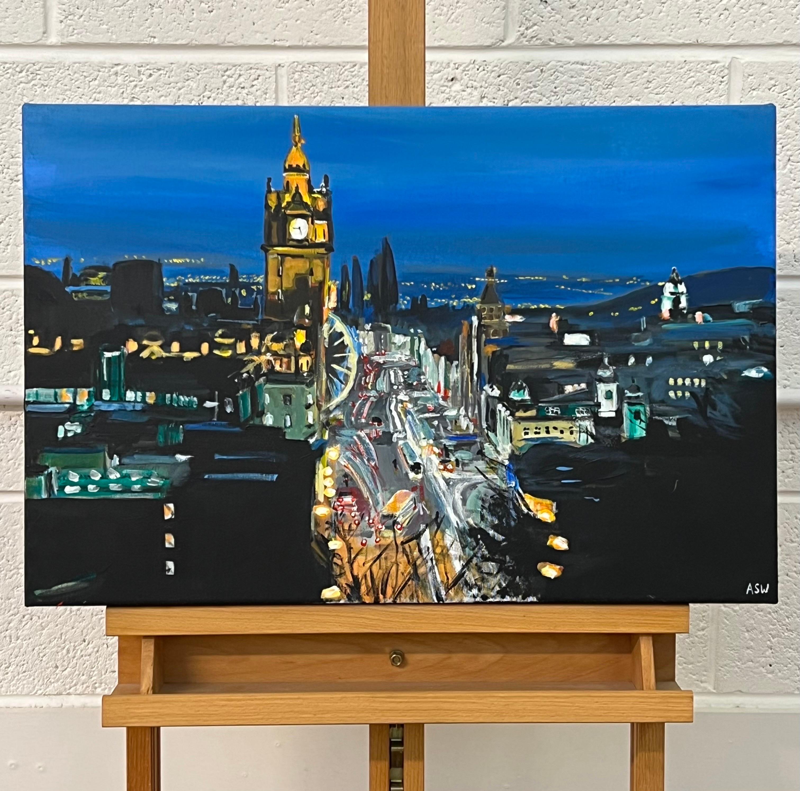 Quadro impressionista moderno di Princes Street a Edimburgo in Scozia di notte - Painting Contemporaneo di Angela Wakefield