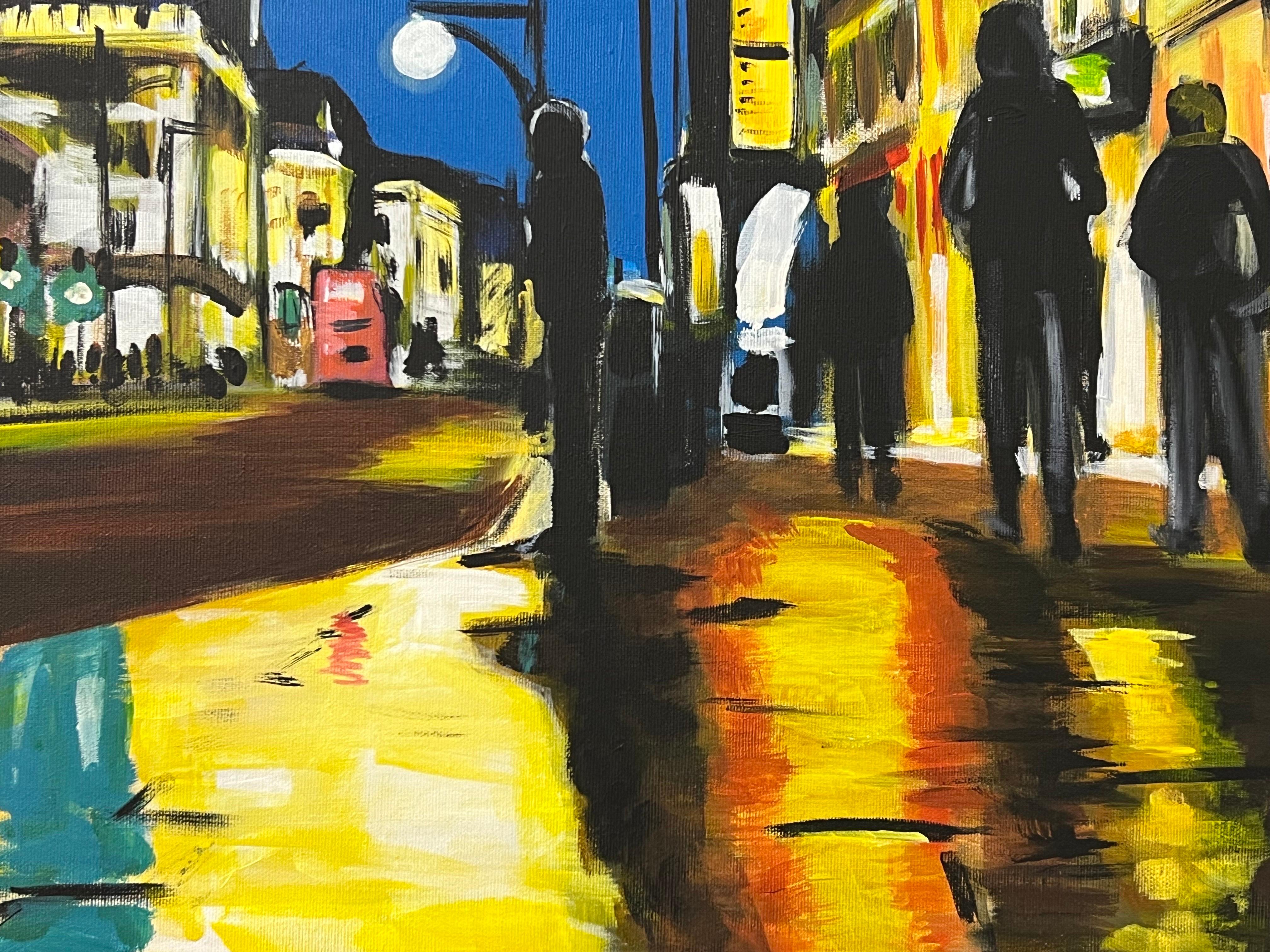 Oxford Street en Londres de Noche con Figuras y Autobús Rojo por Artista Británico en venta 7
