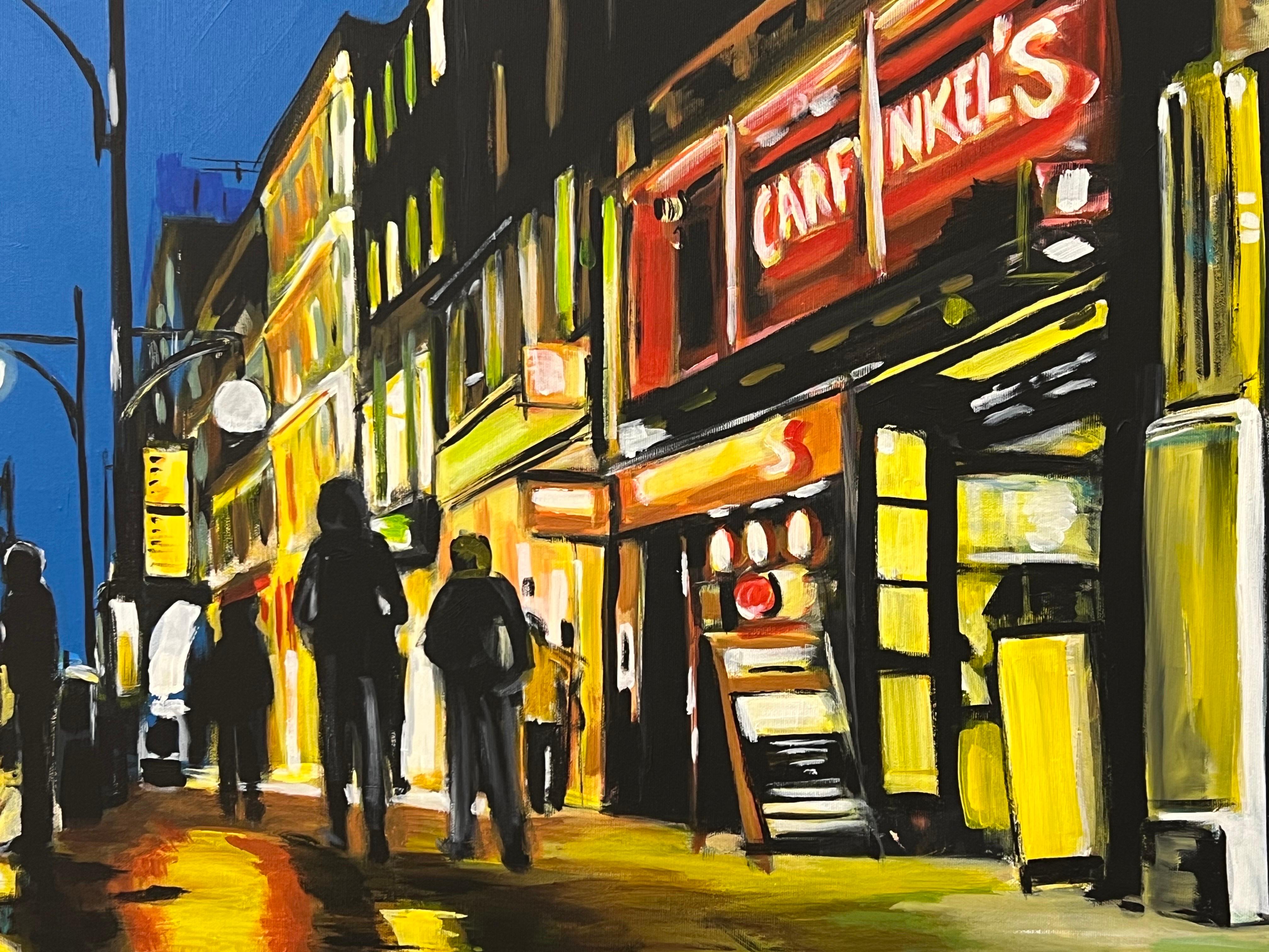 Oxford Street en Londres de Noche con Figuras y Autobús Rojo por Artista Británico en venta 12
